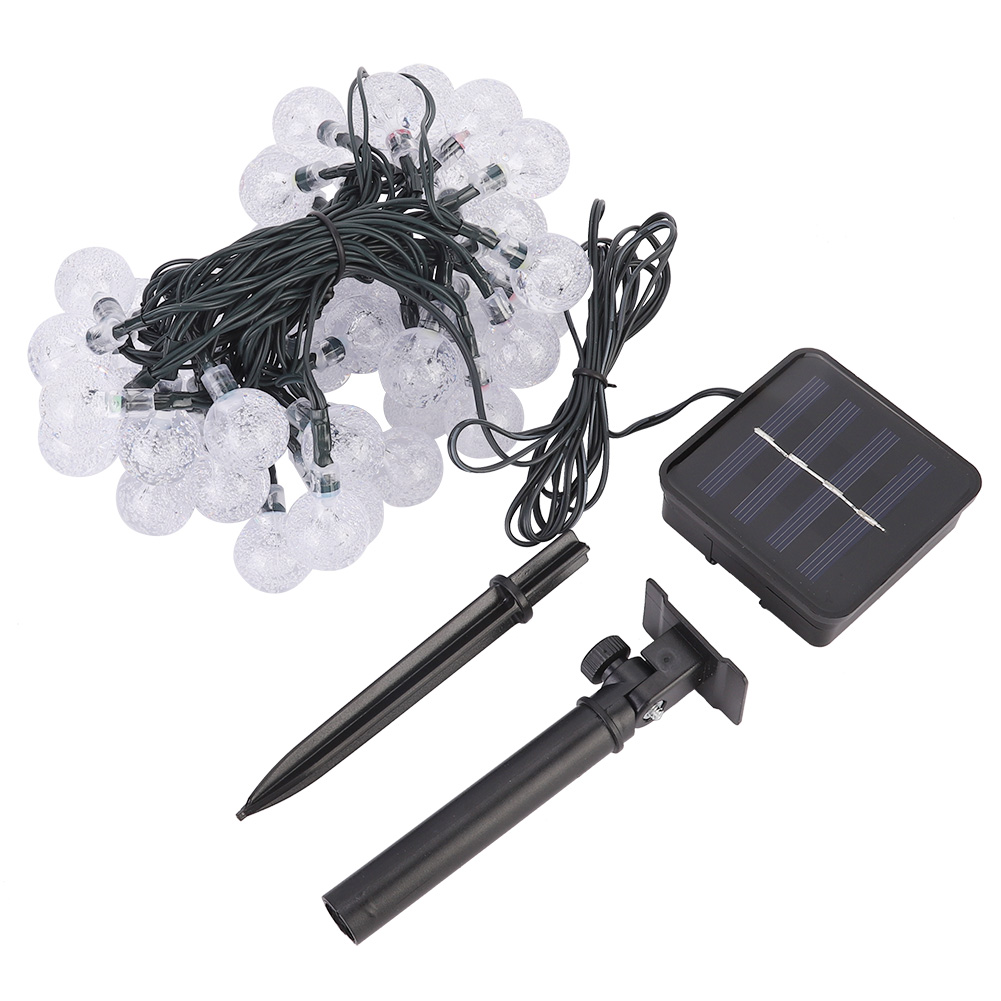 Catena luminosa a energia solare con lampadine rotonde trasparenti, fili neri e un pannello solare. Include picchetti e hardware di montaggio.