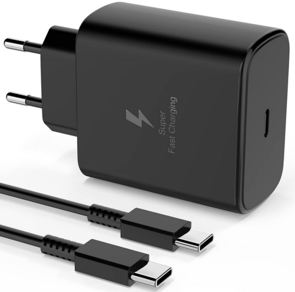 Adattatore Samsung Super Fast Charging nero con due cavi USB-C. Il caricatore ha una spina e un logo fulmine.