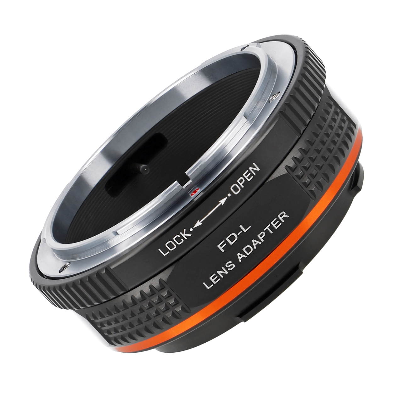Ein schwarzer und silberner Objektivadapter mit orangefarbenen Akzenten. Er hat Markierungen für Verriegelung und Öffnung und den Text "FD-L LENS ADAPTER."