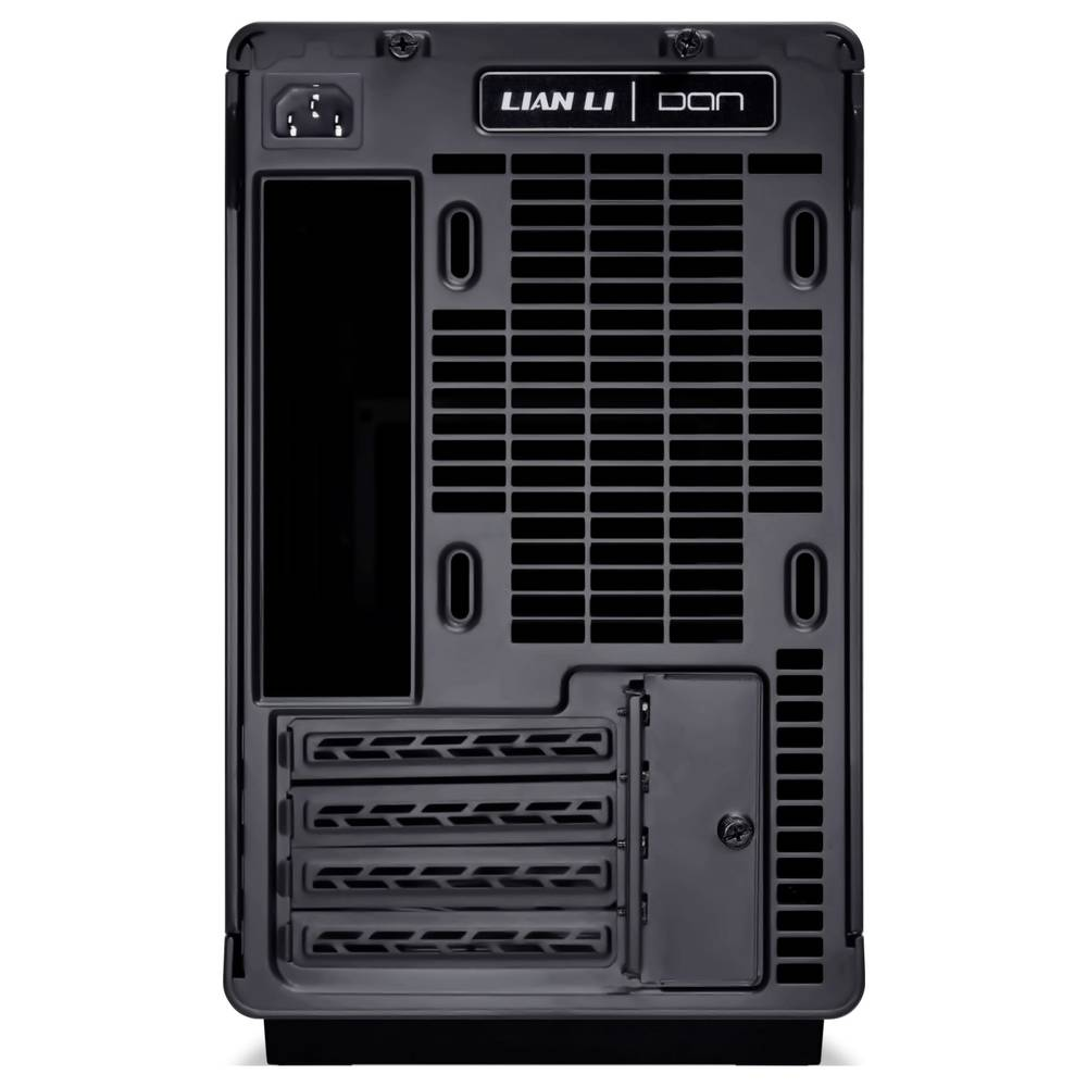 Pannello posteriore nero di un case per computer. Presenta ingresso di alimentazione, griglie di ventilazione e una piccola porta, con i loghi 'LIAN LI' e 'DAN'.