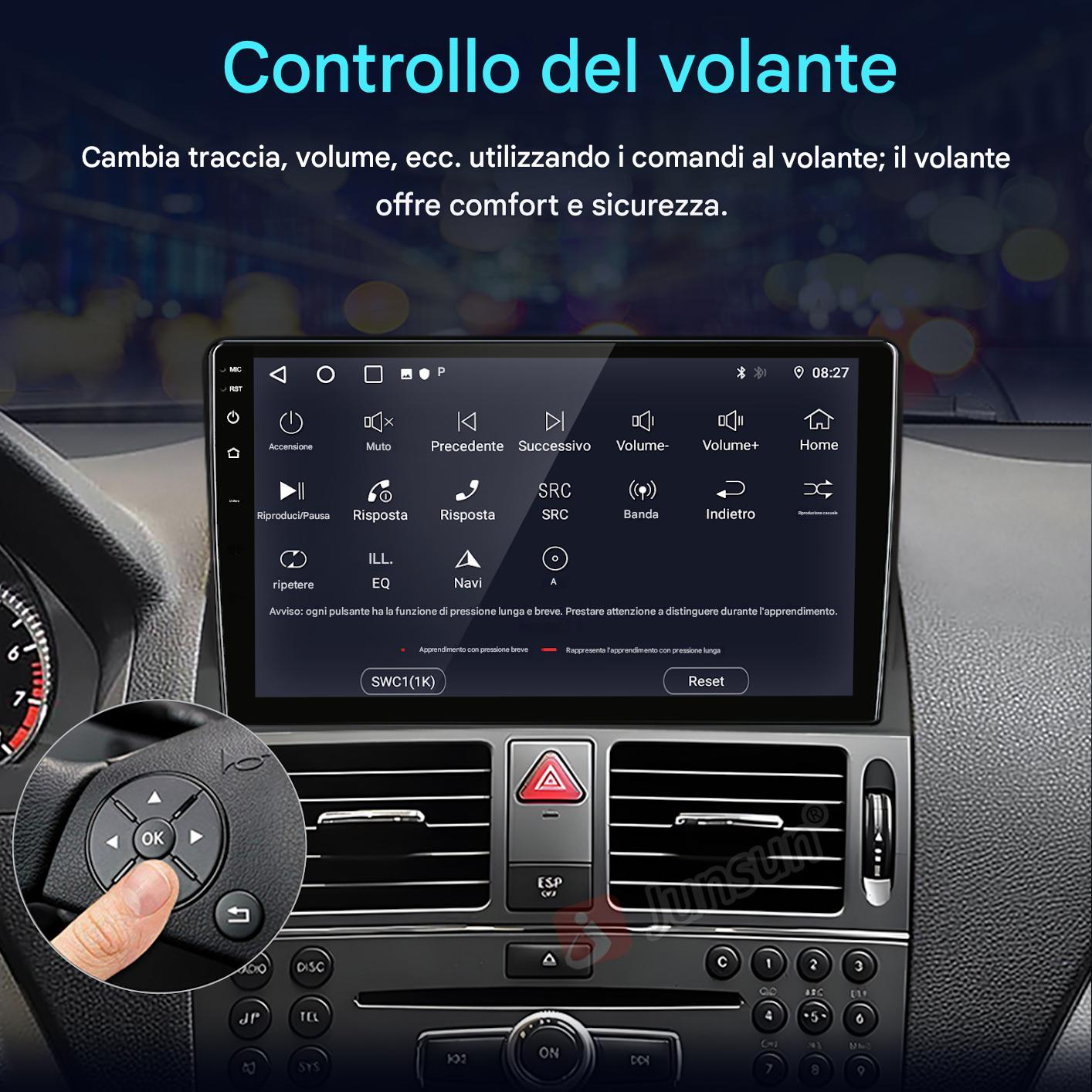 Cruscotto auto con schermo che mostra i comandi. Una mano preme 'OK' sul controllo del volante. Testo in italiano.