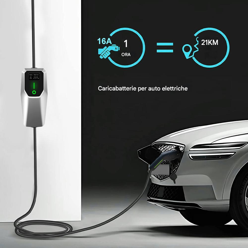 Un'auto elettrica in carica. Il display mostra 16A, 1 ora equivale a 21KM. Auto bianca, cavo collegato. Testo: Caricabatterie.