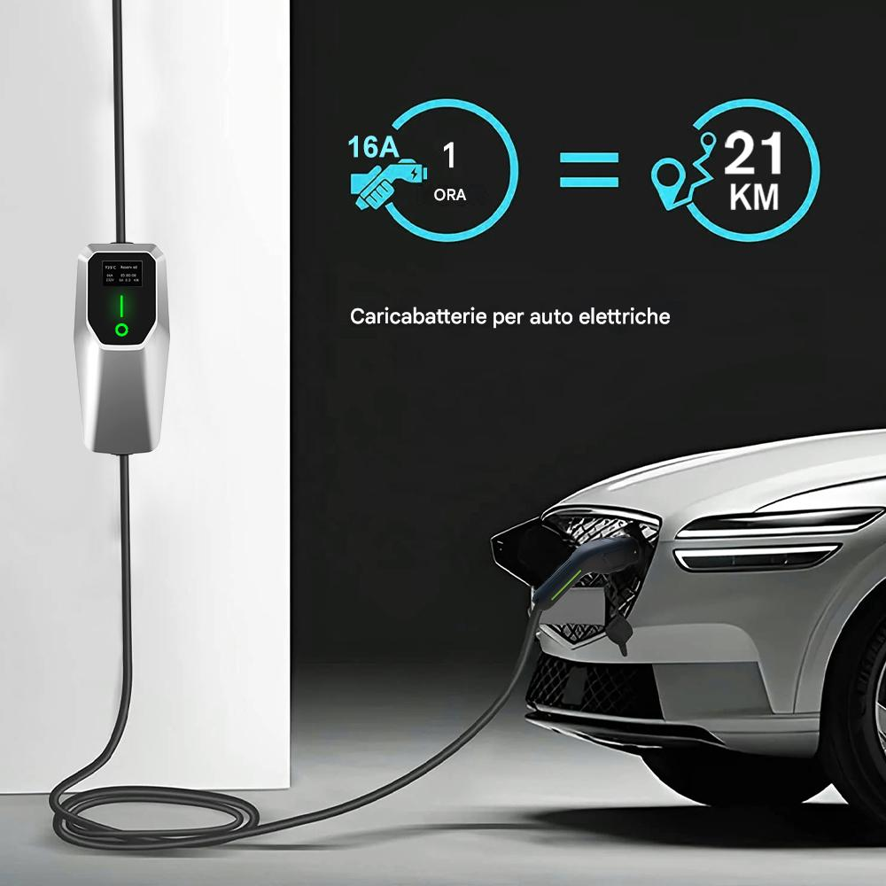 Un'auto elettrica in carica. Il display mostra un aumento di autonomia di 21 km all'ora. Caricatore a sinistra, collegato all'auto.