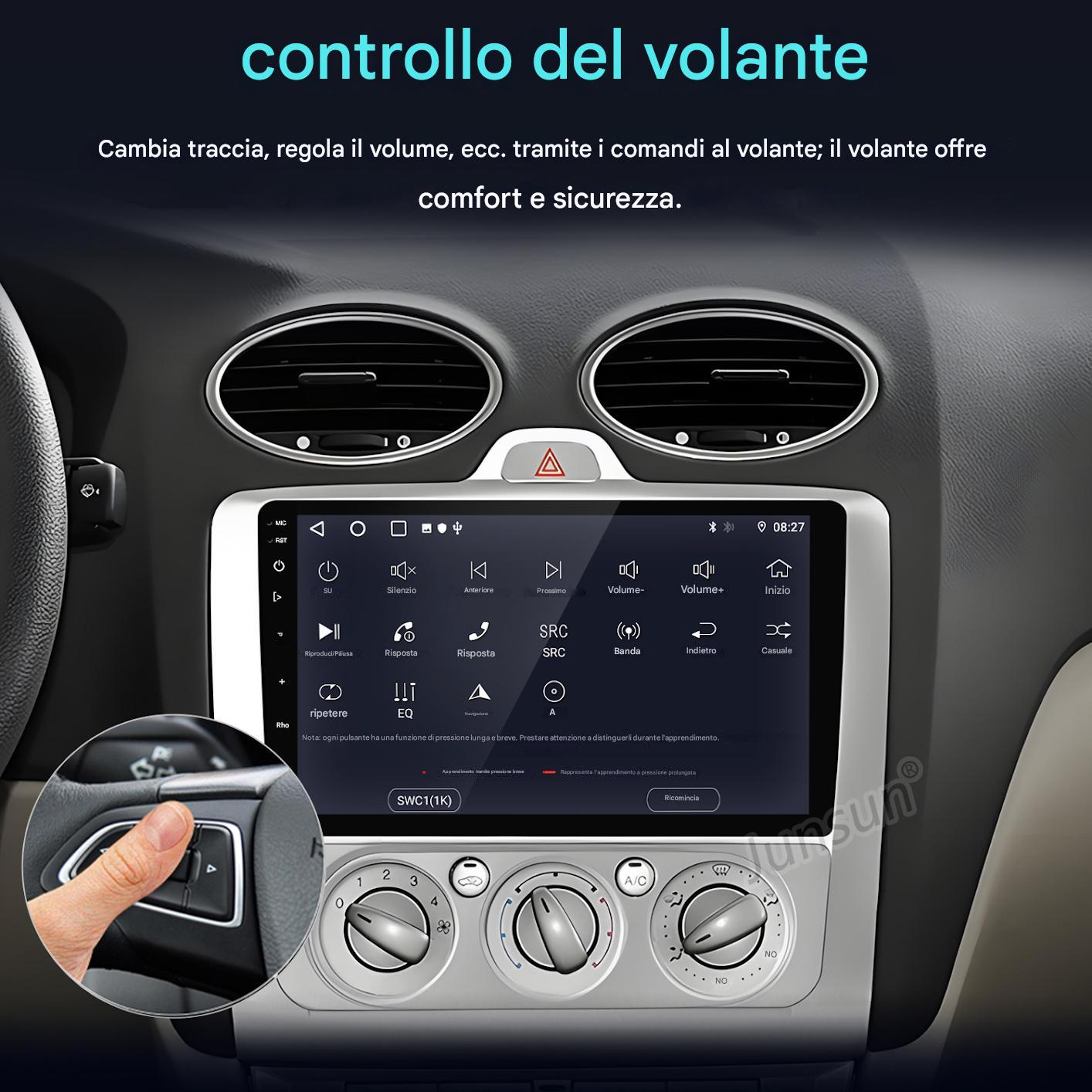 Interni auto con display centrale, pulsanti di controllo e mano che tocca un pulsante sul volante.