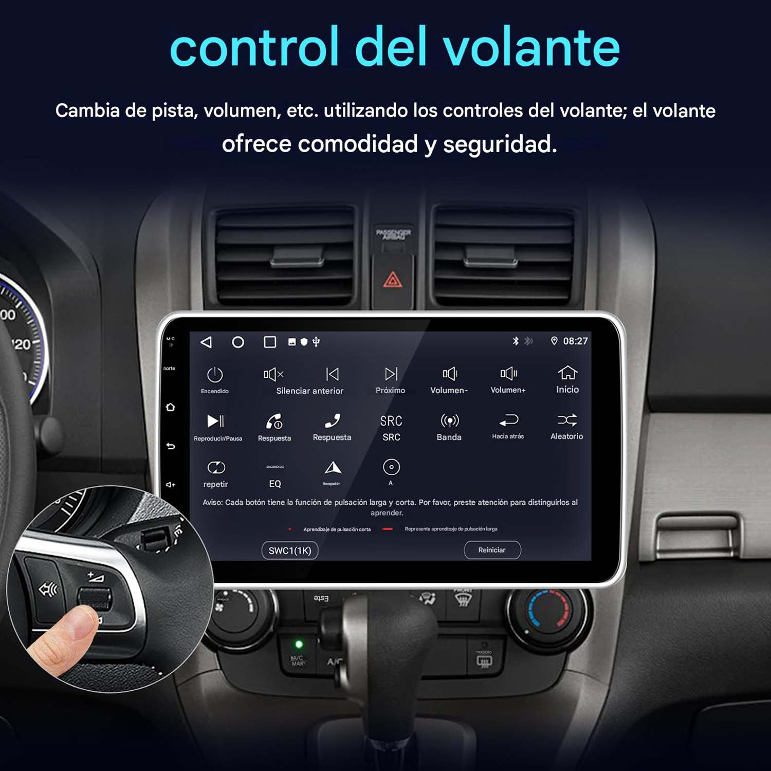 Interni auto con schermo che mostra i comandi. Comandi al volante visibili. Un dito preme un pulsante.