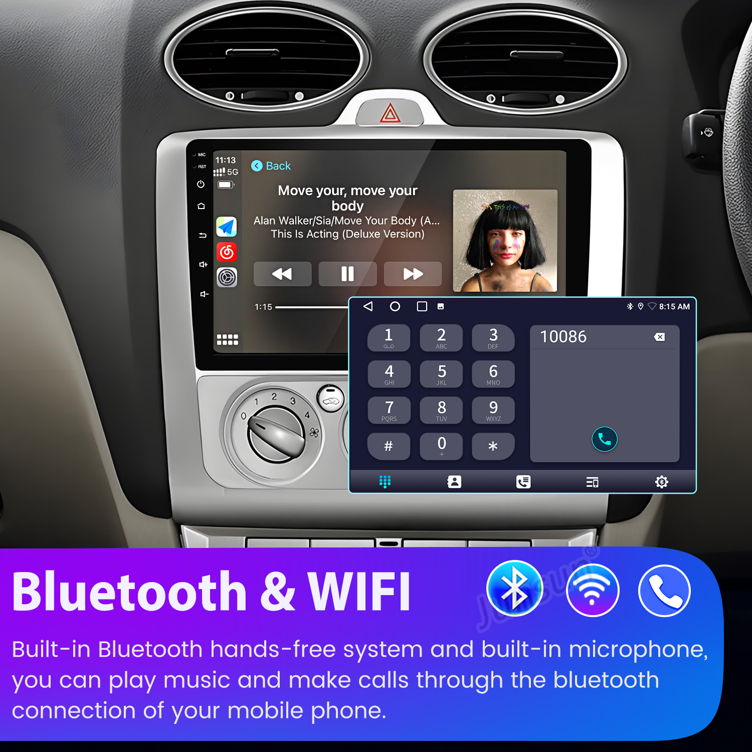 Schermo dell'autoradio che riproduce musica, un dialer telefonico e icone Bluetooth e WiFi con testo in basso. L'interno dell'auto è visibile.