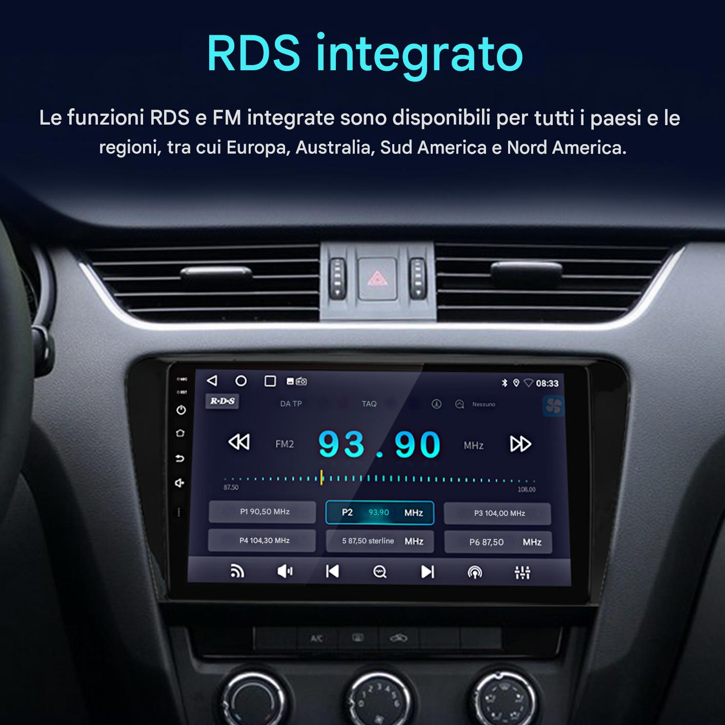 Schermo della radio dell'auto che mostra la frequenza FM 93,90 MHz. Lo schermo mostra vari pulsanti e icone, all'interno del cruscotto di un'auto.