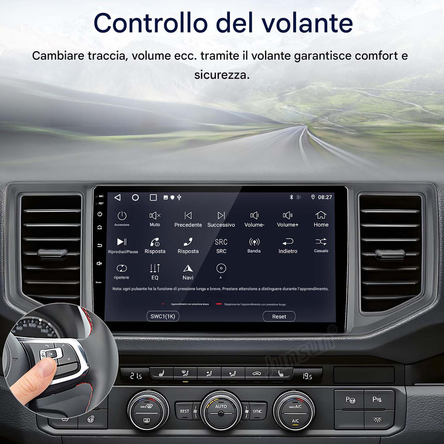 Cruscotto auto con touchscreen, pulsanti e volante. Un dito indica un pulsante sul volante.