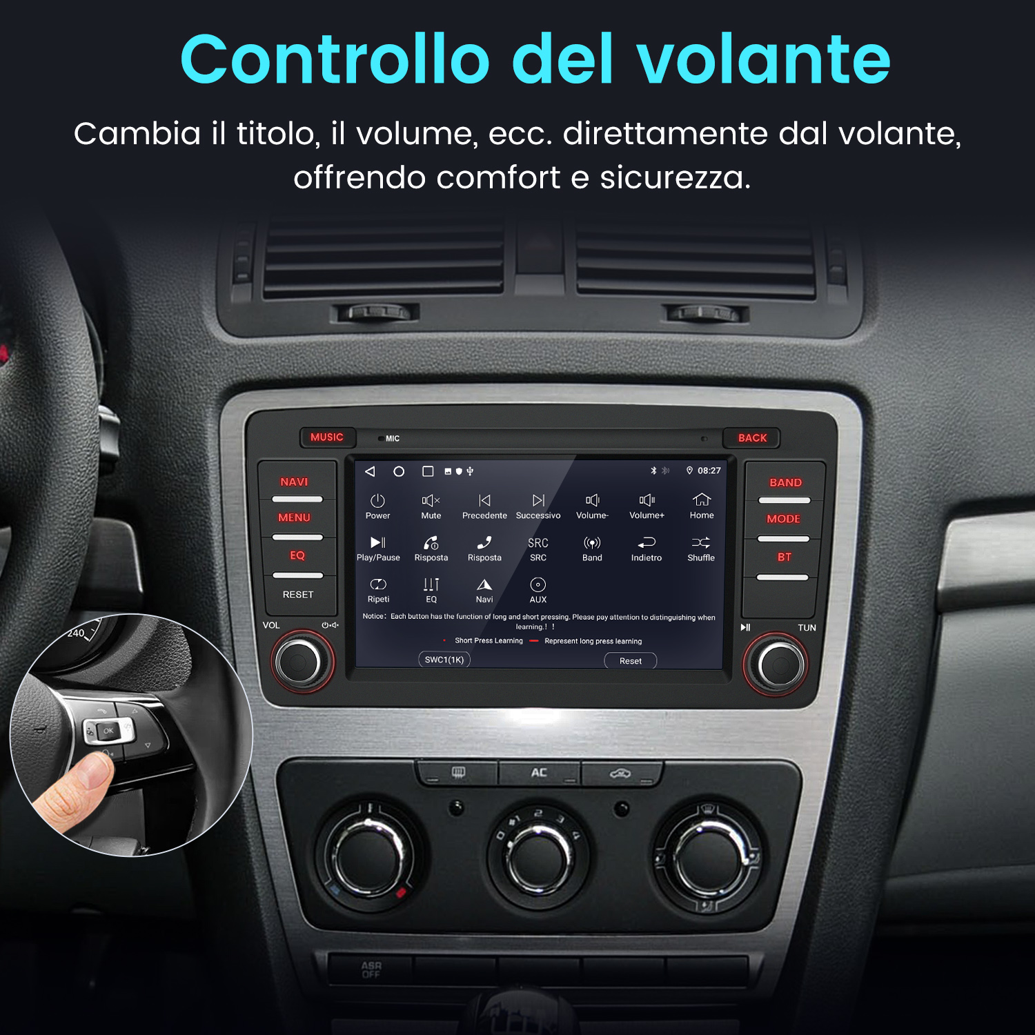 Cruscotto dell'auto con sistema multimediale e comandi al volante. Una mano preme un pulsante sul volante.