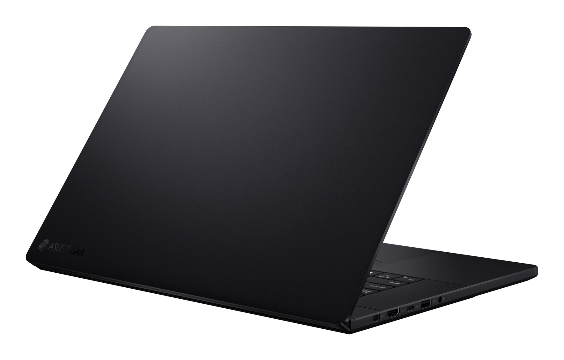 Laptop nero, leggermente aperto, mostra tastiera e porte. Logo ASUS sul coperchio. Sfondo bianco.