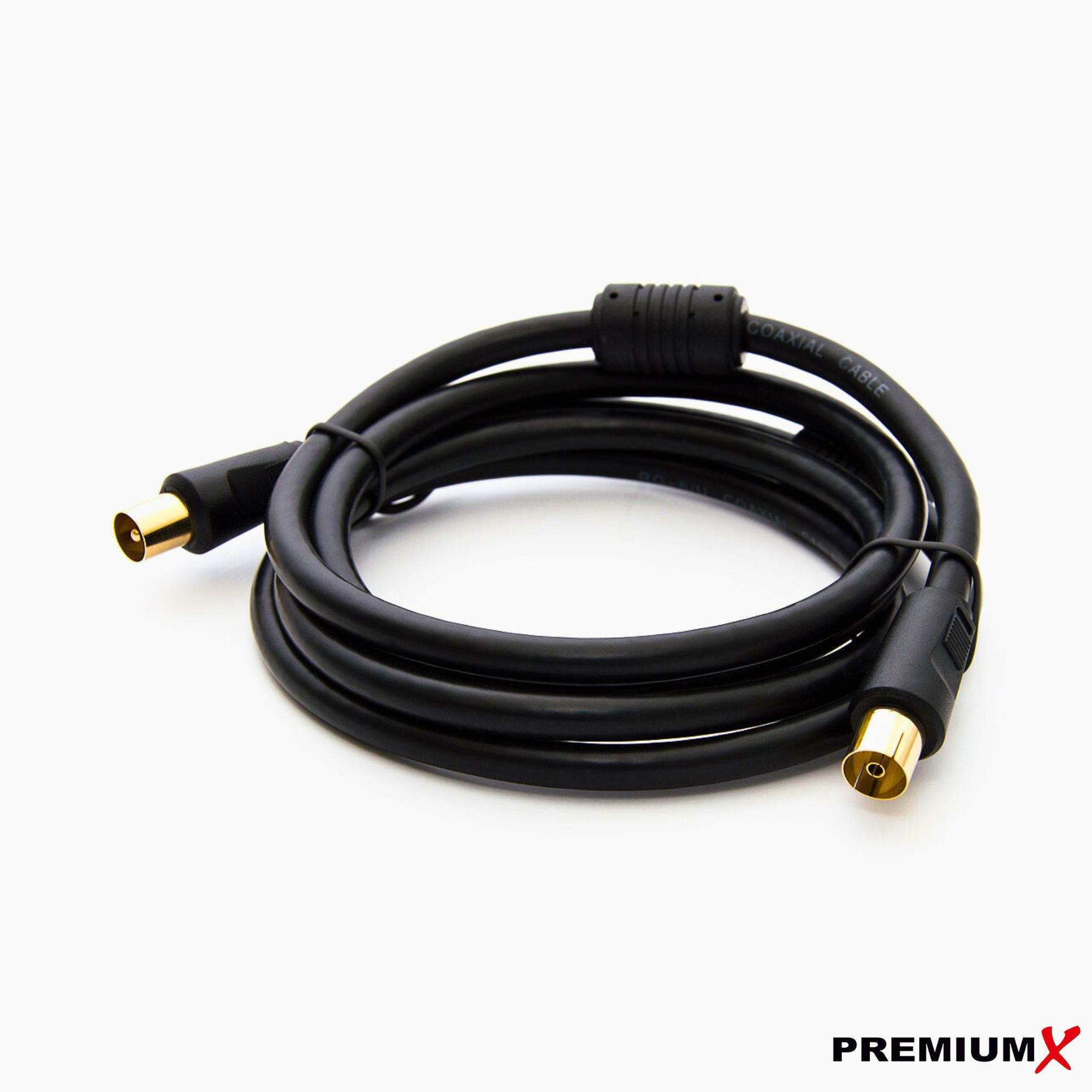Ein schwarzes Koaxialkabel auf weißem Hintergrund. Es hat goldfarbene Stecker. Der Markenname befindet sich unten rechts.