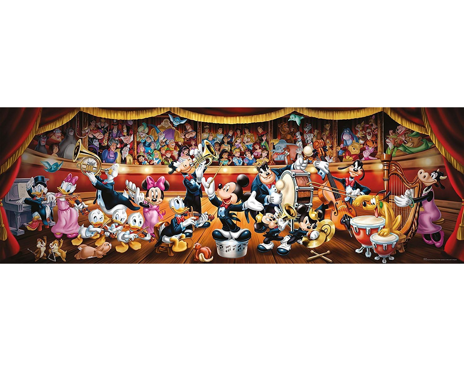Disney-Figuren spielen in einem Orchester. Micky Maus dirigiert, während andere Instrumente spielen. Zuschauer beobachten vom Balkon aus.