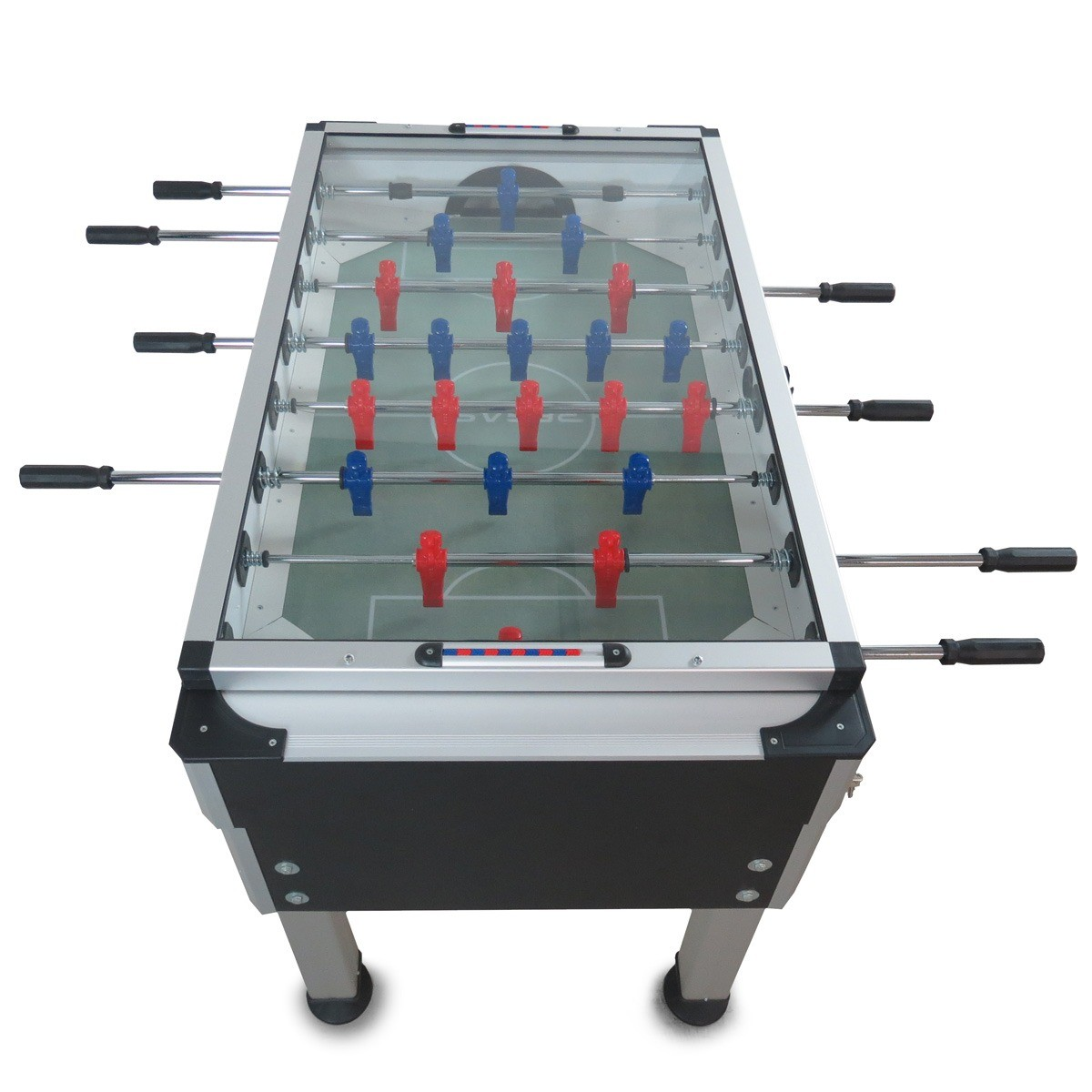 Een tafelvoetbal met rode en blauwe spelers. De tafel is zilver en zwart, met een groen speelveld en glazen afdekking.