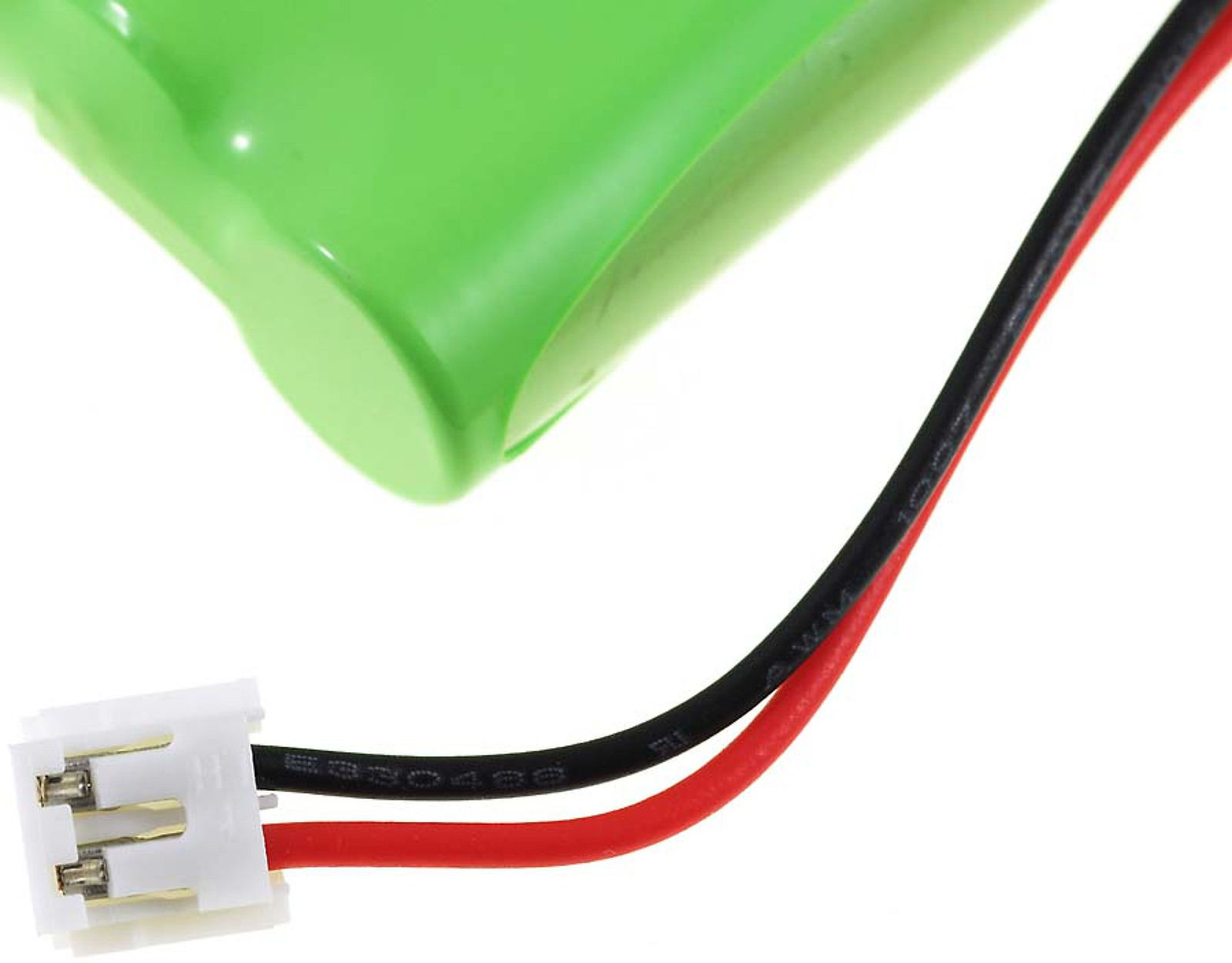 Una batería verde con cables negro y rojo conectados a un conector blanco, sobre fondo blanco.
