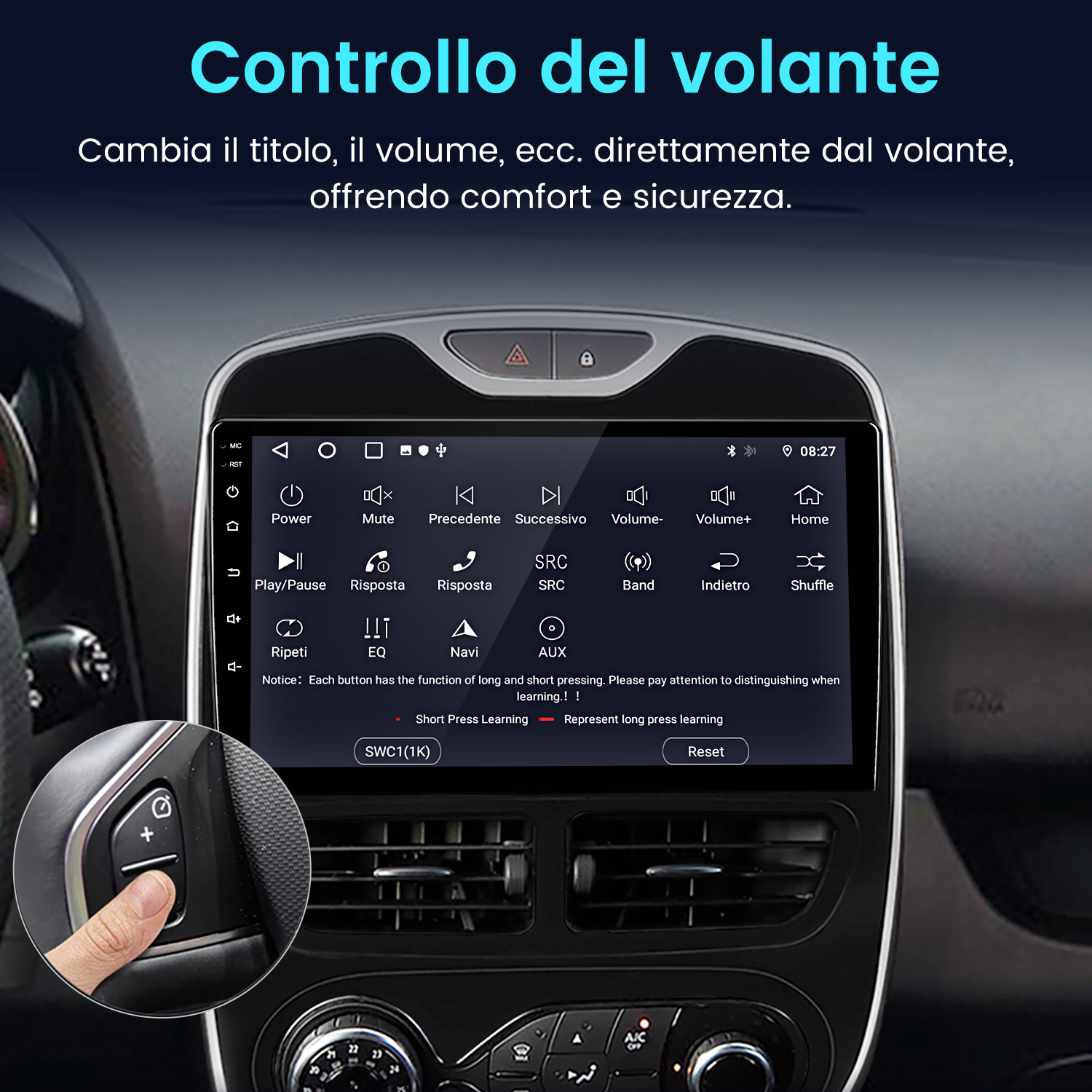 Cruscotto auto con schermo che mostra le opzioni. Una mano preme un pulsante sul volante. Testo in italiano.