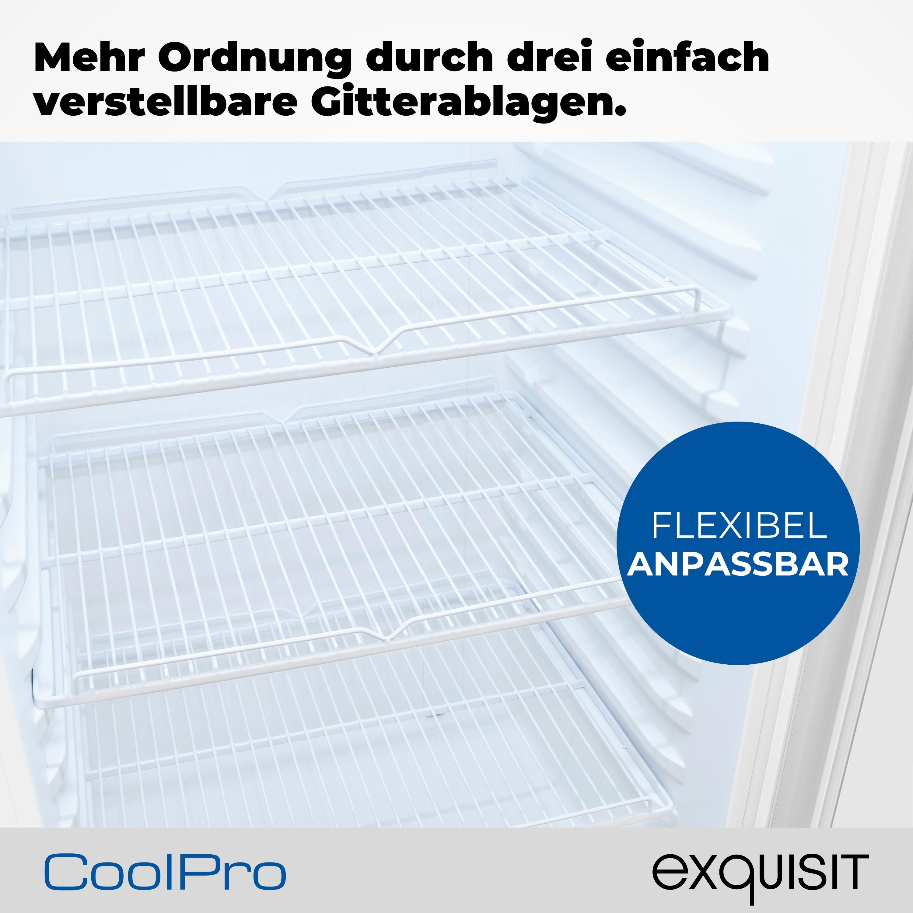 Kühlschrankinnenraum mit drei weißen Drahtregalen. Ein blauer Kreis sagt 'FLEXIBEL ANPASSBAR'. CoolPro und exquisit Logos sind sichtbar.