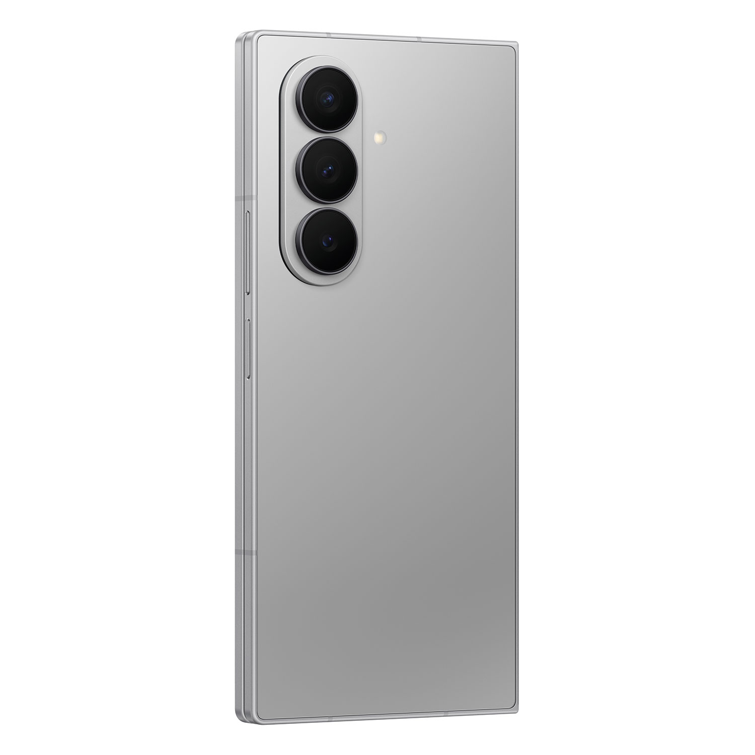 Srebrny smartfon z trzema obiektywami i lampą błyskową. Telefon jest lekko przechylony.