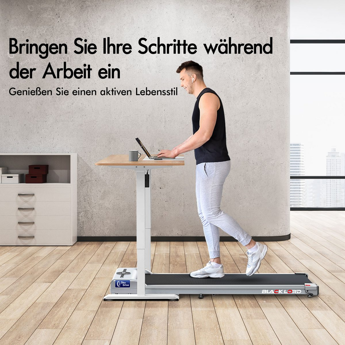 Mann geht auf Laufbandtisch, benutzt Laptop. Text sagt: 'Bringen Sie Schritte zur Arbeit'. Weiße Schuhe, graue Hose, schwarzes Oberteil.
