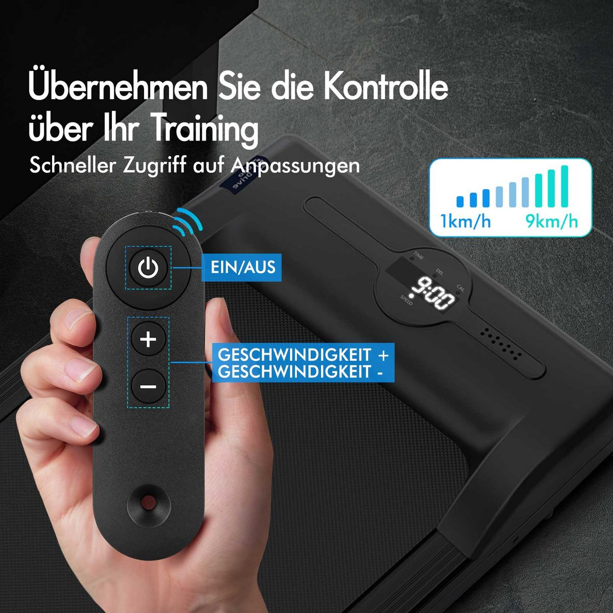 Eine Hand hält eine Fernbedienung mit Ein-/Aus-, Plus- und Minustasten. Ein Laufbanddisplay zeigt Geschwindigkeit und Zeit.