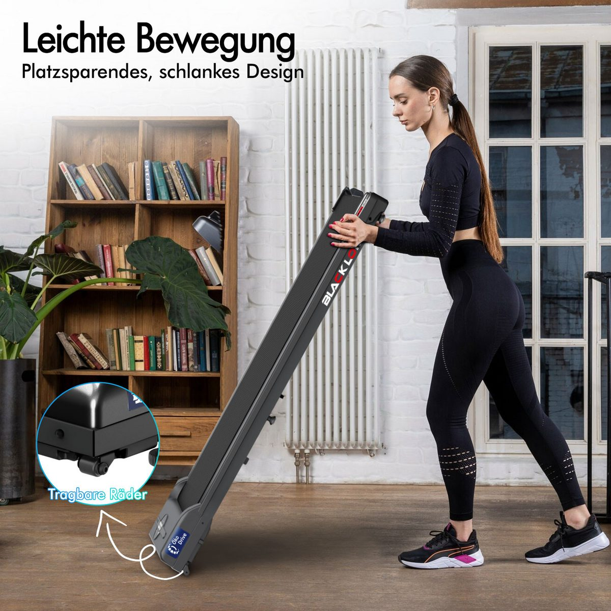 Eine Frau in schwarzer Sportkleidung hält ein schwarzes Laufband. Ein Bücherregal und ein Fenster sind im Hintergrund.