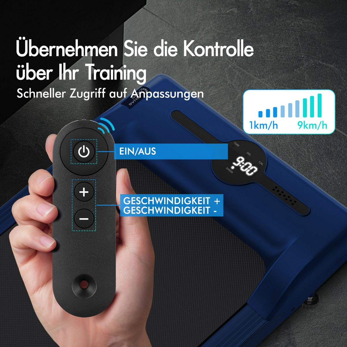 Eine Hand hält eine Fernbedienung mit Ein-/Aus- und Geschwindigkeitstasten über einem Laufband-Bedienfeld.