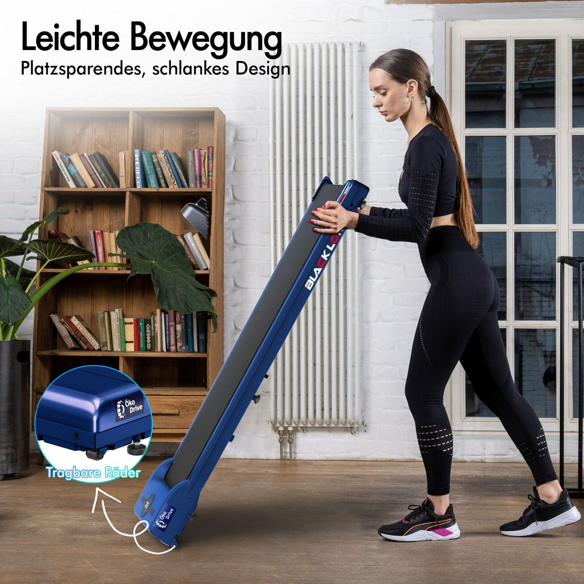 Eine Frau in schwarzer Sportkleidung hebt ein blaues Laufband an. Ein Bücherregal und ein Heizkörper sind im Hintergrund.