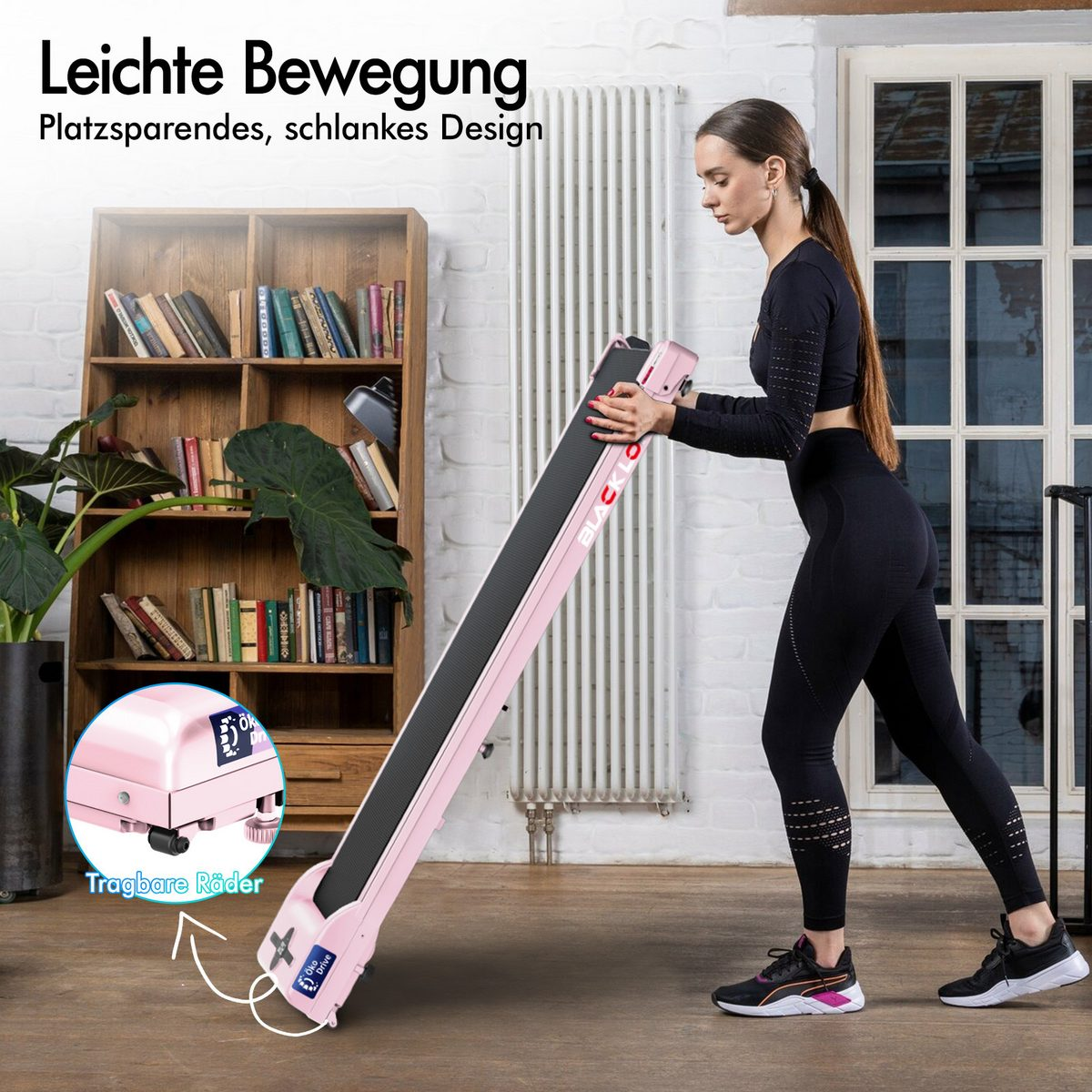 Eine Frau in schwarzer Sportkleidung bewegt ein rosa Laufband. Ein Bücherregal und eine Pflanze sind im Hintergrund.