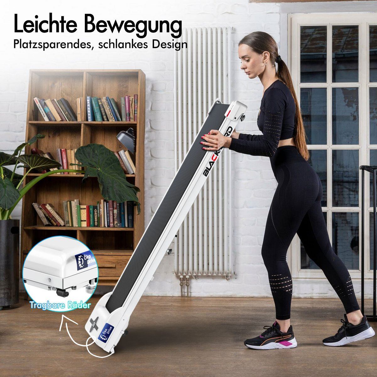 Eine Frau in schwarzer Sportkleidung stellt ein weißes und schwarzes Laufband auf den Boden. Ein Bücherregal und ein Fenster sind im Hintergrund.