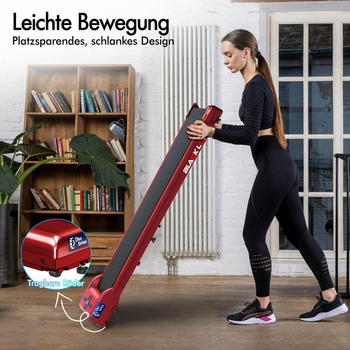 Eine Frau in schwarzer Sportkleidung bewegt ein rotes Laufband. Ein Bücherregal und ein Fenster sind im Hintergrund.