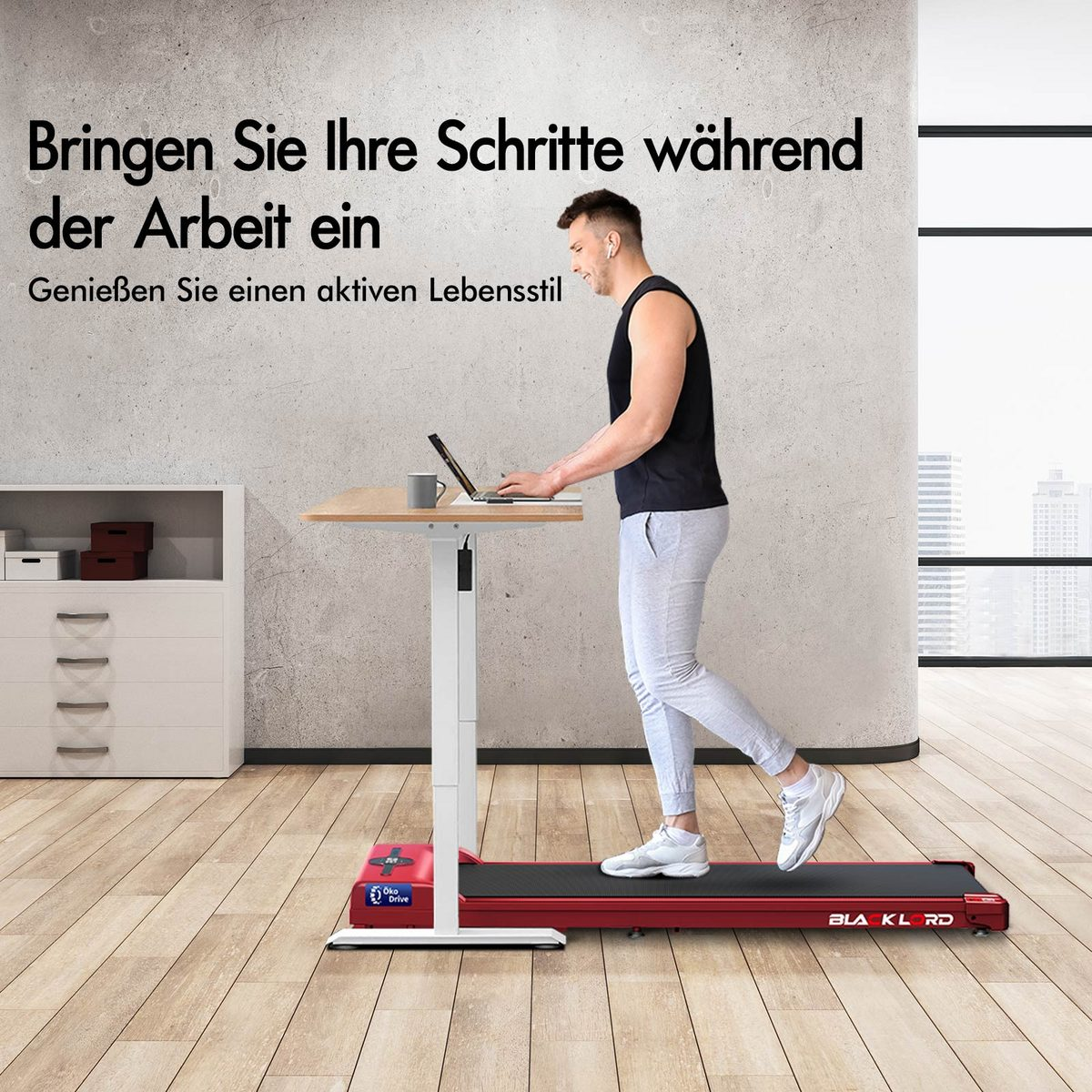 Ein Mann geht auf einem Laufband, während er an einem Laptop arbeitet. Es gibt einen Schreibtisch, einen weißen Schrank und ein Fenster mit Blick auf die Stadt.