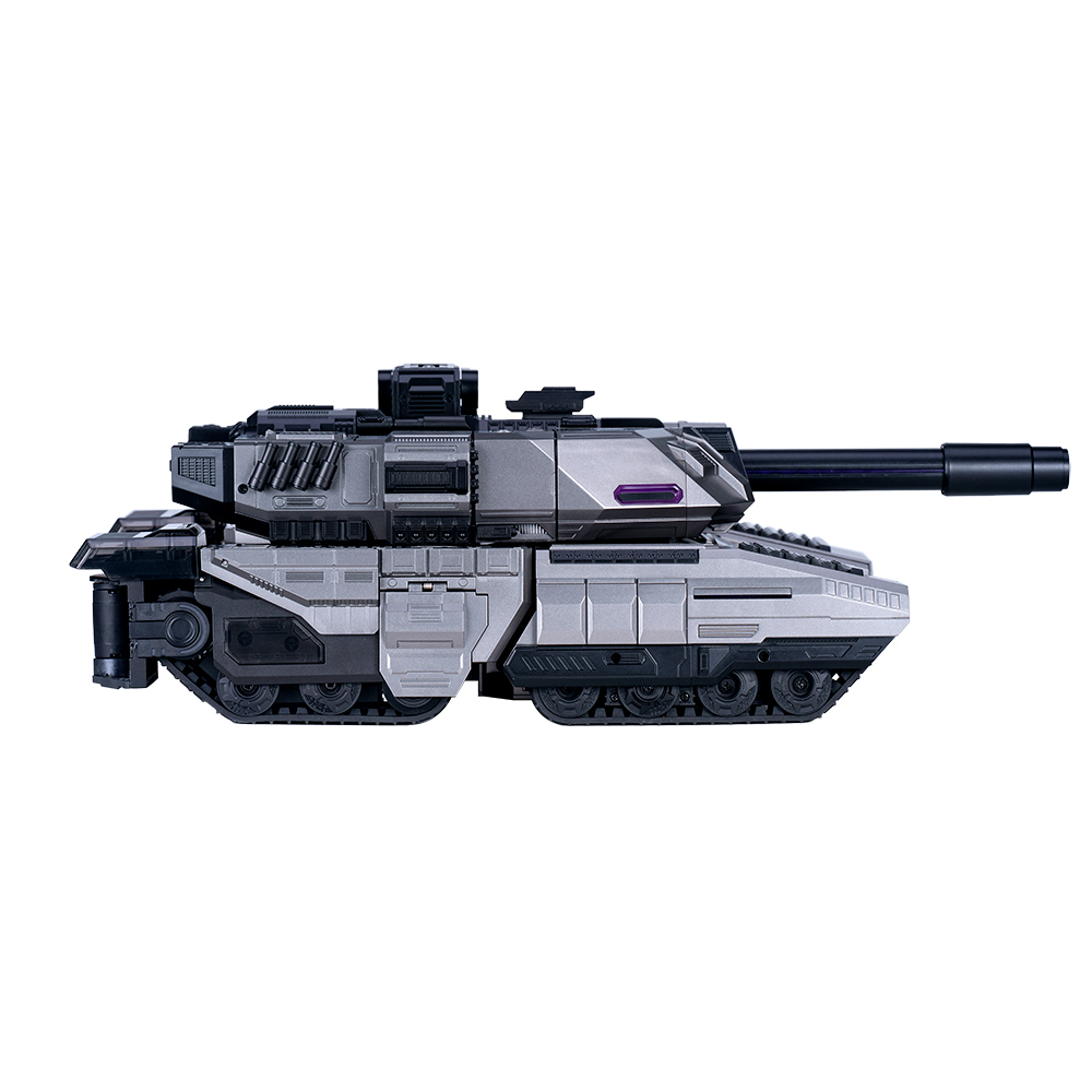Un tanque de juguete gris y negro. Tiene un cañón largo y orugas en la parte inferior. El fondo es blanco.