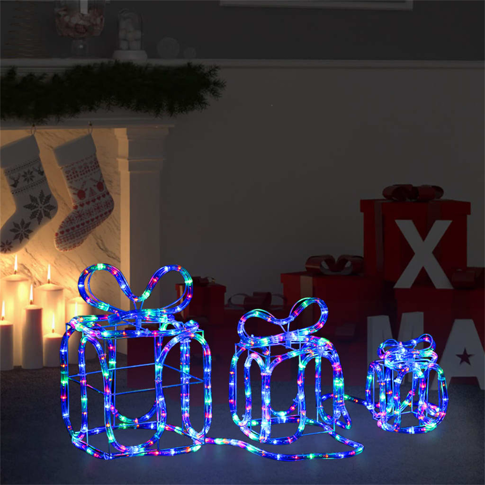 Weihnachtsszene mit leuchtenden Geschenkboxen. Hintergrund: Kamin, Strümpfe, Geschenke. Vordergrund: Kerzen.