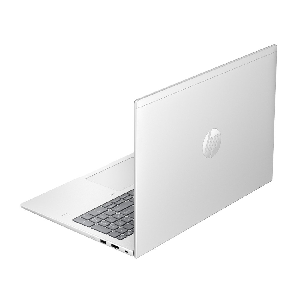 Srebrny laptop HP jest lekko otwarty. Klawiatura jest widoczna. Logo HP znajduje się z tyłu. Tło jest białe.