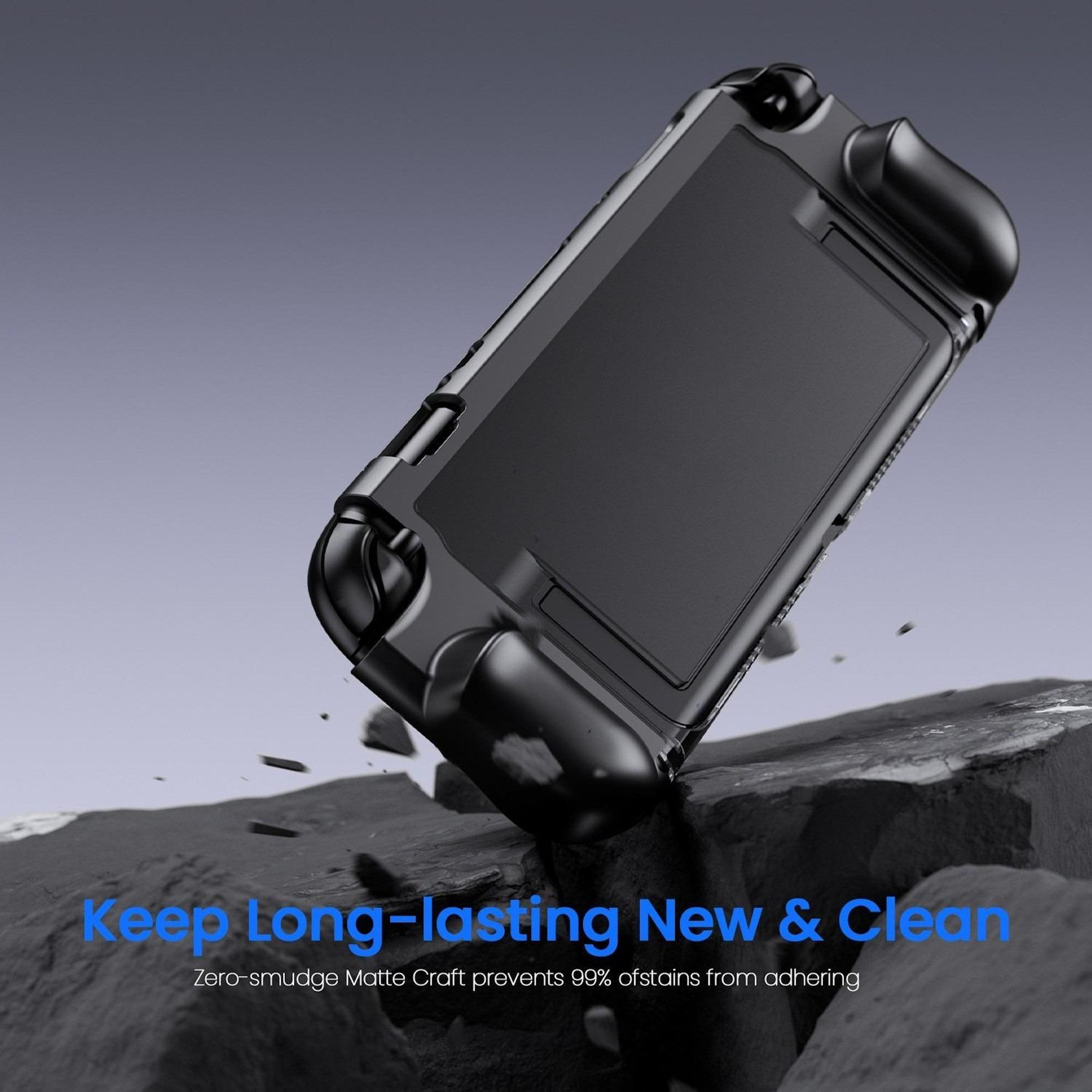 Eine schwarze Spielkonsolenhülle liegt auf einem Felsen, mit Text: Keep Long-lasting New & Clean. Der Hintergrund ist verschwommen.