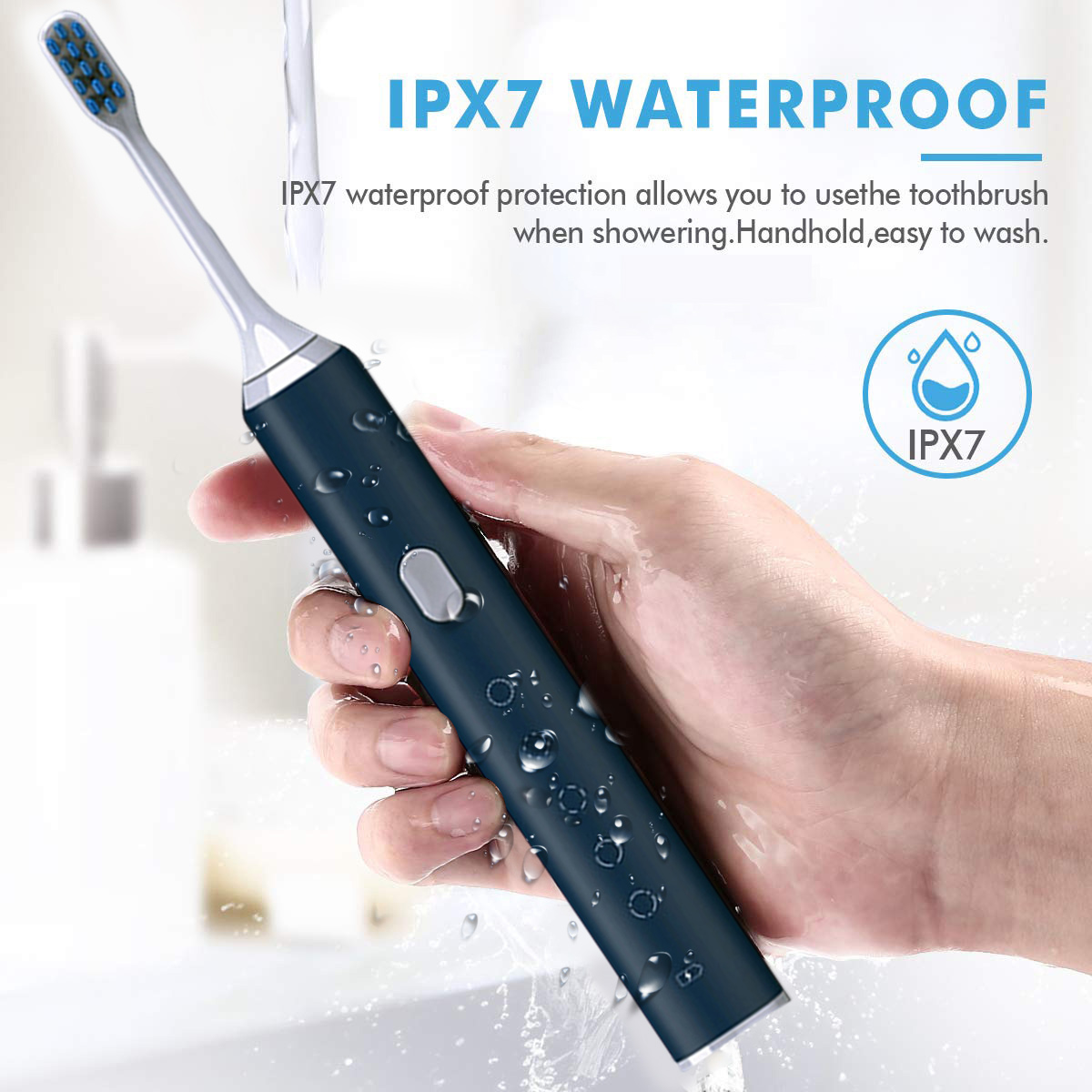Eine Hand hält eine blaue elektrische Zahnbürste unter fließendem Wasser. Text lautet IPX7 wasserdicht. Der Hintergrund ist verschwommen.