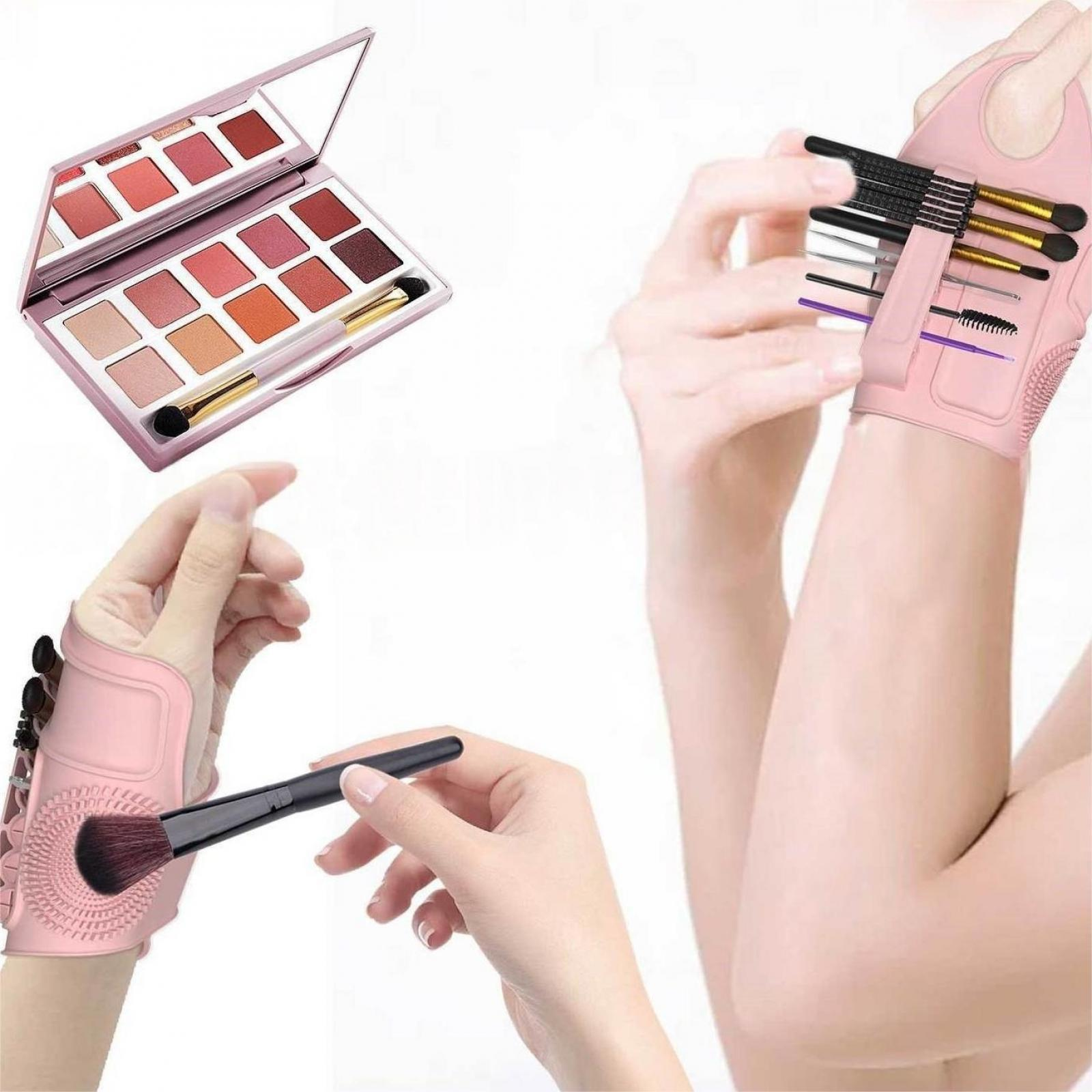Make-up-Tools: Lidschattenpalette, Make-up-Pinsel und ein rosa Handschuh mit Pinseln. Hände halten die Werkzeuge.