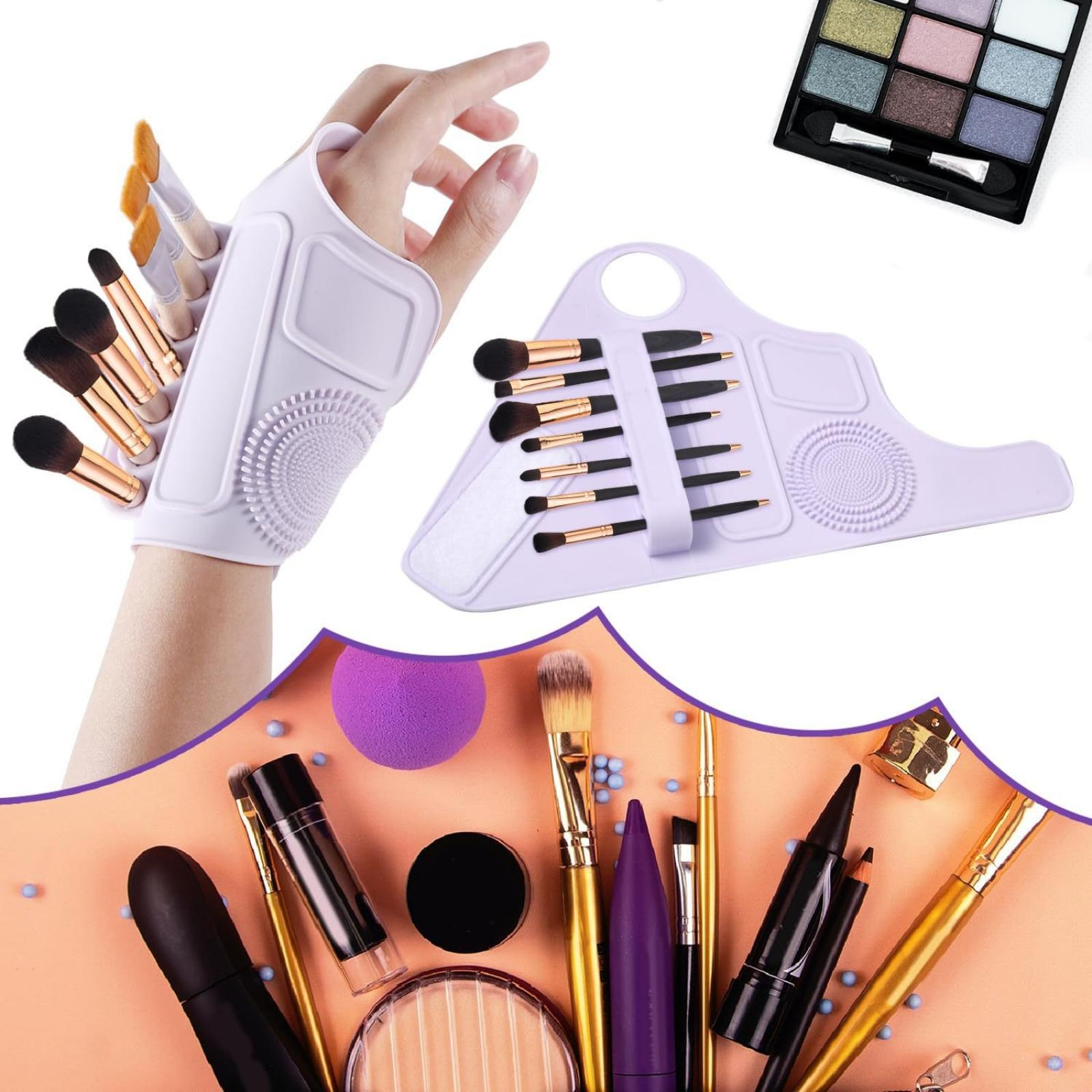 Eine Hand mit einem weißen Make-up-Pinselhalter. Verschiedene Pinsel und Make-up-Artikel sind auf einem pfirsichfarbenen Hintergrund angeordnet.