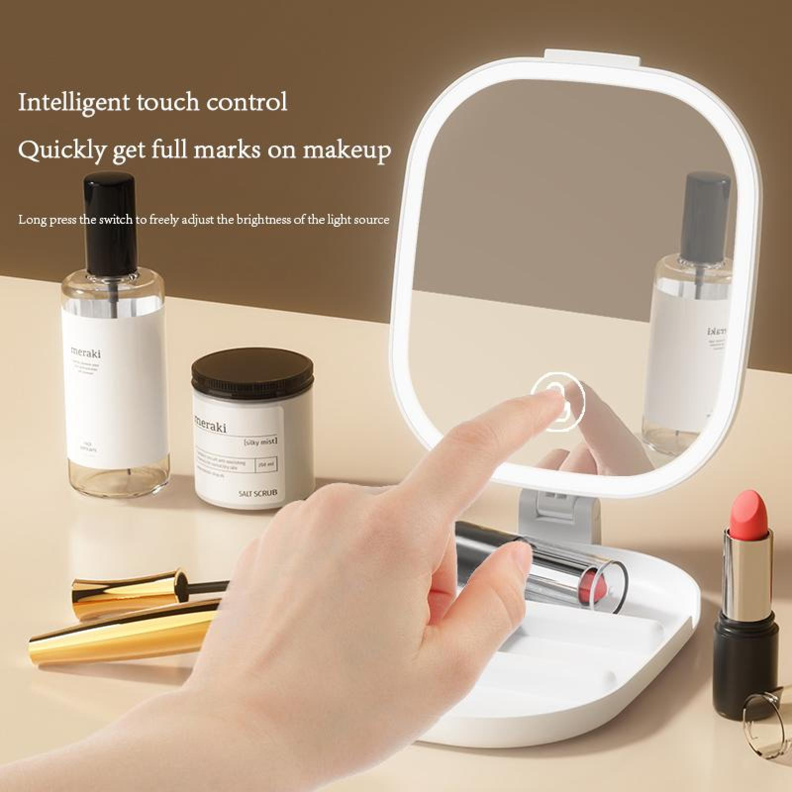 Eine Hand berührt einen Touchscreen-Spiegel, umgeben von Make-up-Produkten. Ein Lippenstift befindet sich im Vordergrund.