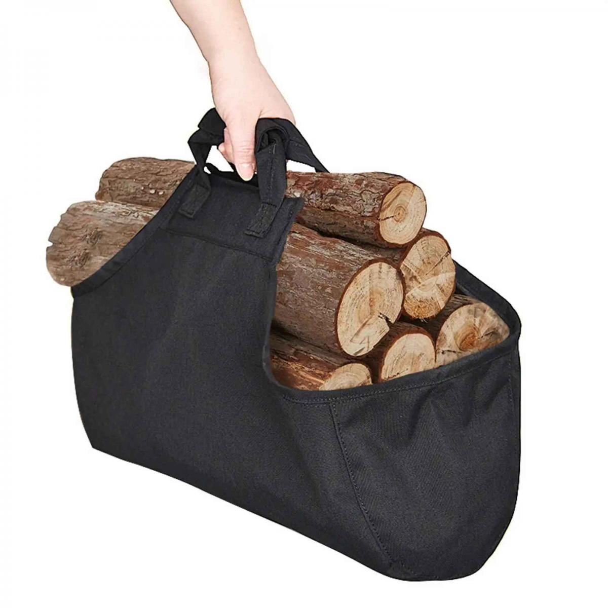 Eine Hand hält einen schwarzen Holzträger, der mit mehreren braunen Baumstämmen gefüllt ist. Der Träger hat einen Griff und steht vor weißem Hintergrund.