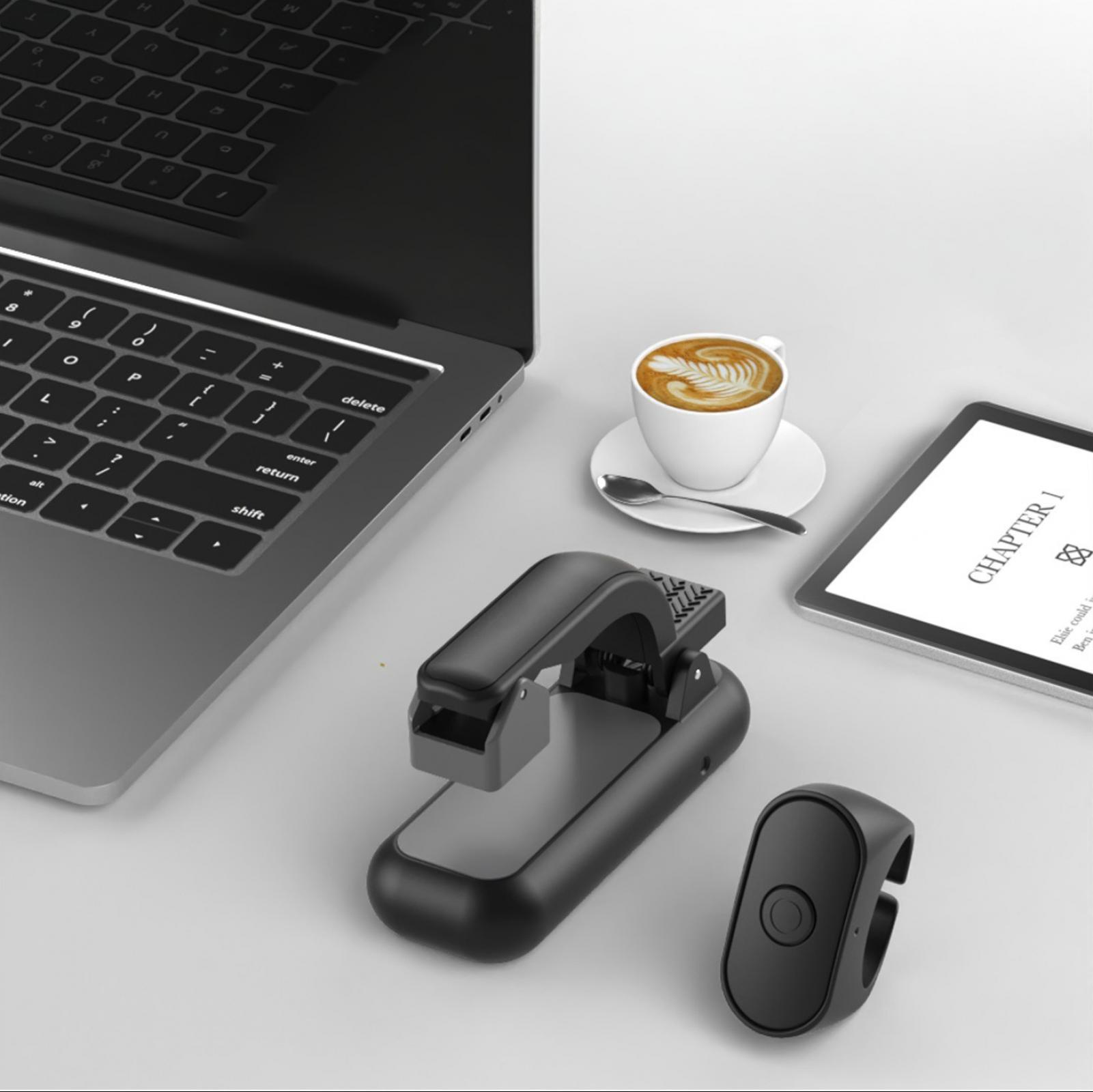Laptop, Kaffee, Tacker, Tablet und ringförmiges Gerät auf weißer Oberfläche. Der Kaffee hat Latte Art.