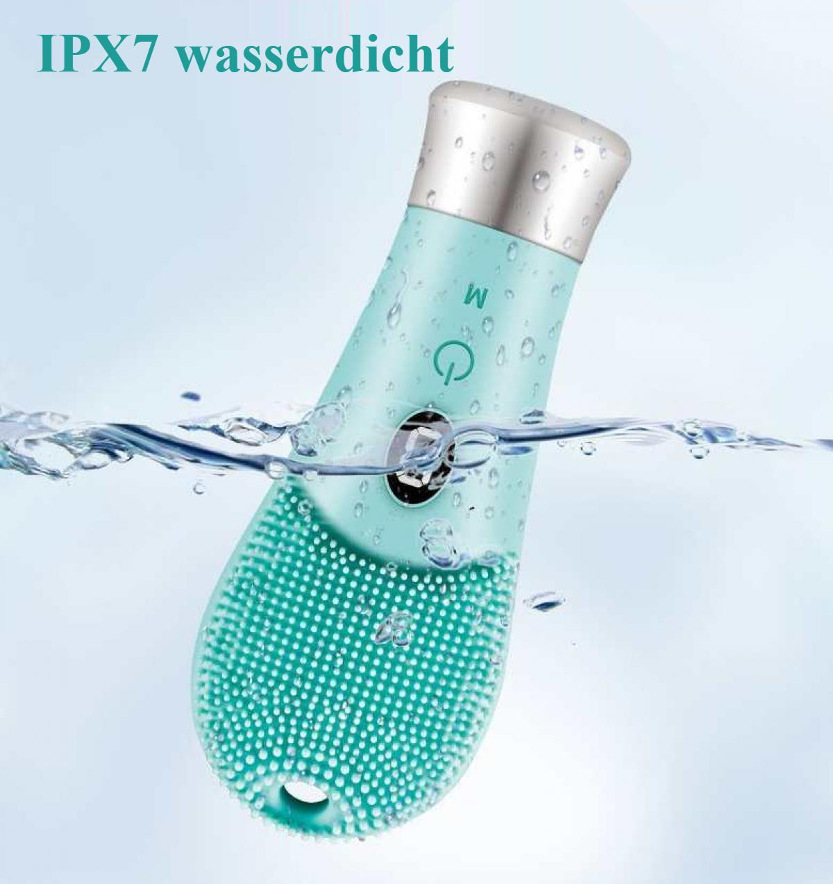 Eine türkisfarbene, wasserdichte Gesichtsbürste, die in Wasser getaucht ist. Sie hat einen abgerundeten Boden mit kleinen Borsten und einen silbernen Deckel.