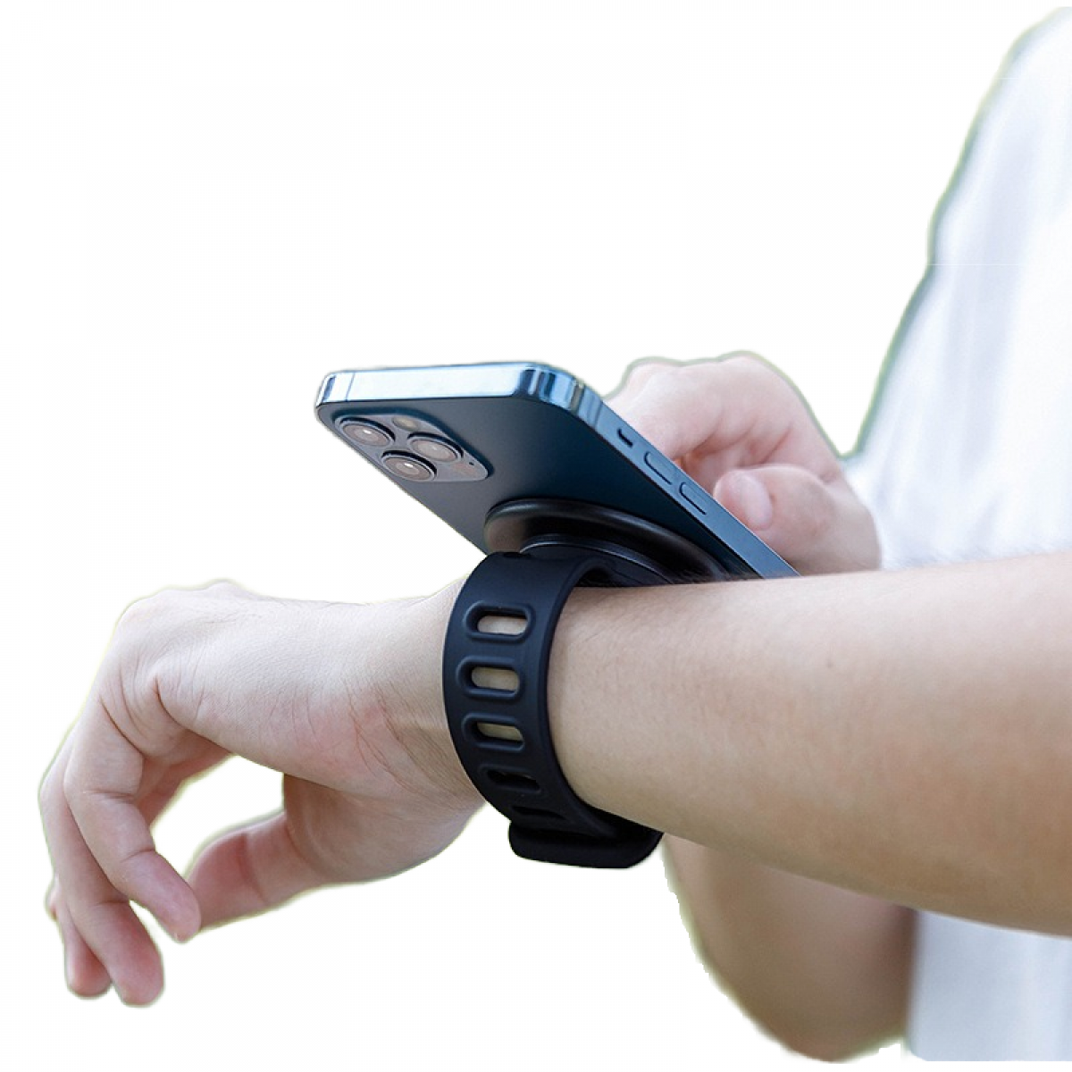 Eine Person hält ein blaues Smartphone an einem schwarzen Armband. Der Arm der Person ist sichtbar, mit einem weißen Hemd im Hintergrund.