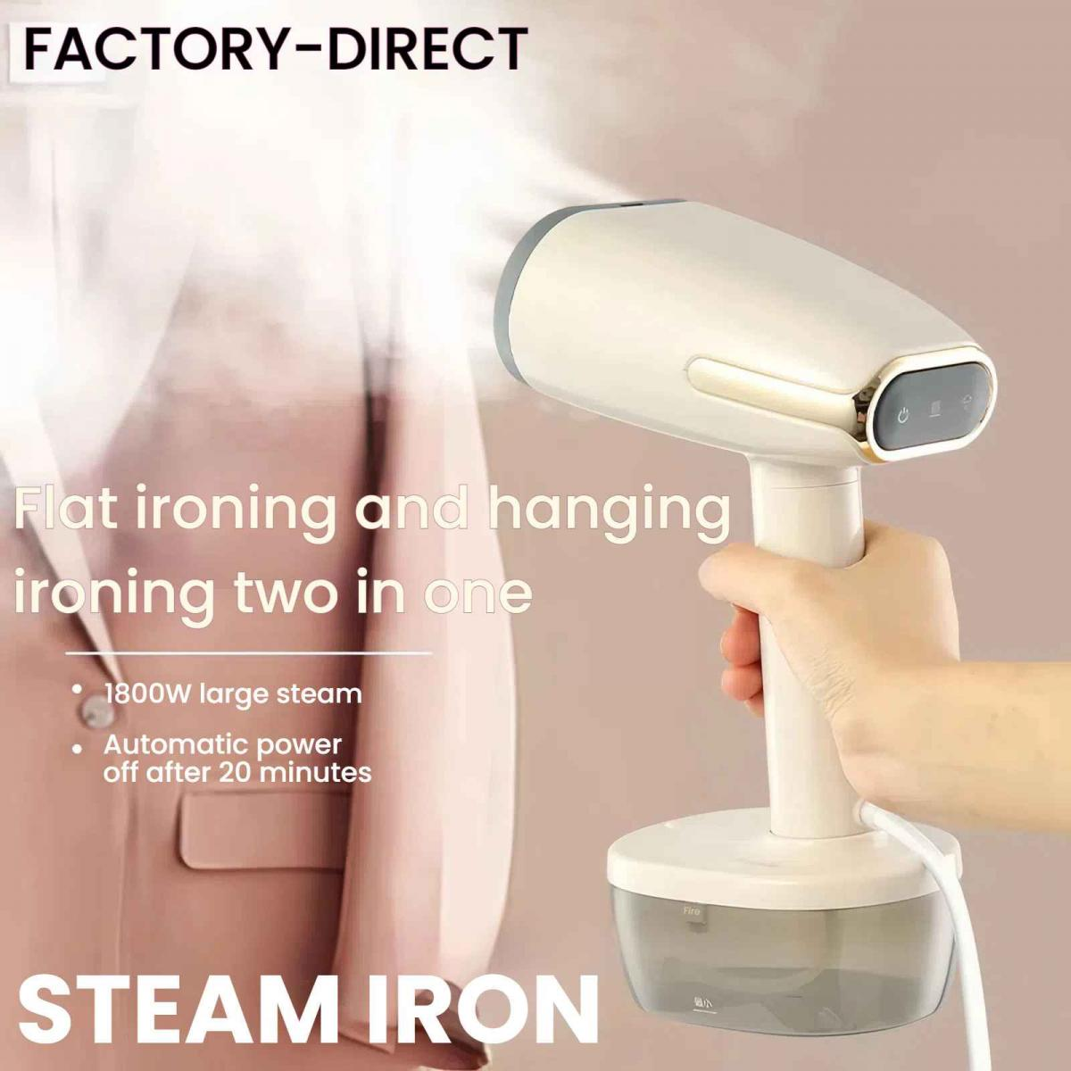 Ein Handdampfbügeleisen wird von einer Hand gehalten. Das Bügeleisen ist weiß mit grauem Oberteil und Dampf tritt aus. Text sagt 'STEAM IRON'.