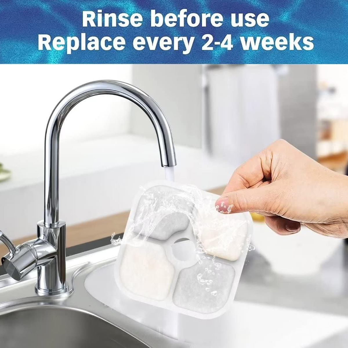 Eine Hand, die einen Wasserfilter unter einem Wasserhahn abspült. Der Filter ist weiß mit grauen und beigen Quadraten.