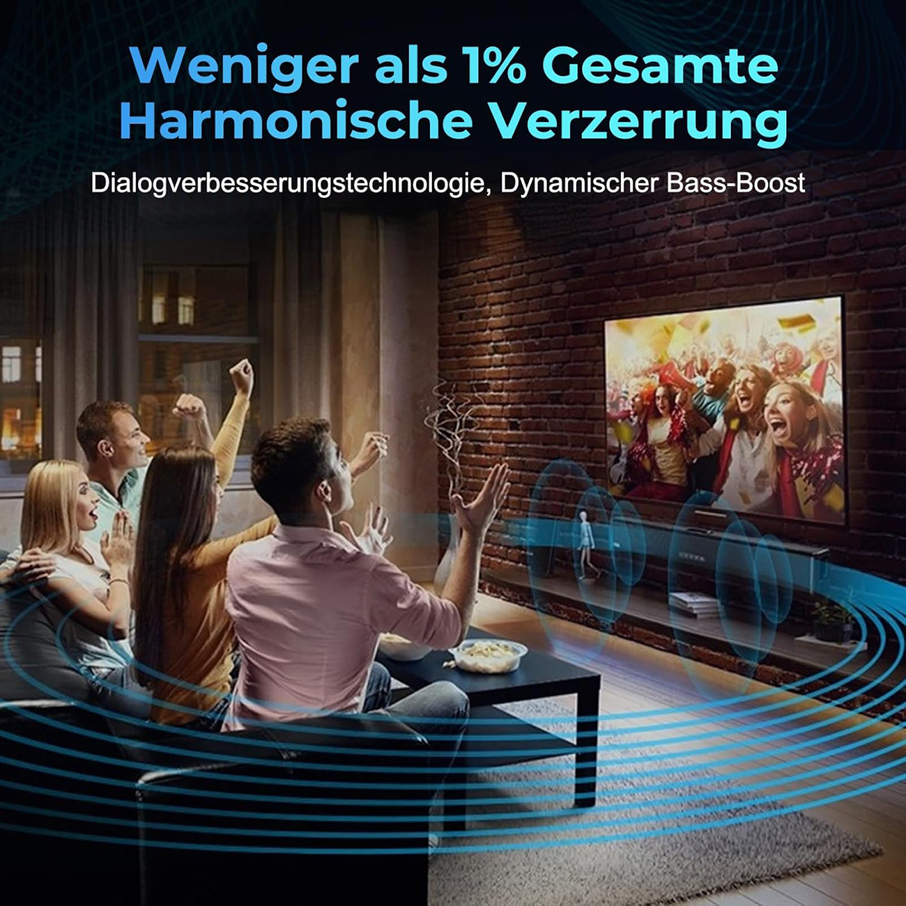 Groupe d'amis regardant la télévision, encourageant. La télé montre une foule. Des ondes sonores bleues émanent de la télé et de la barre de son.