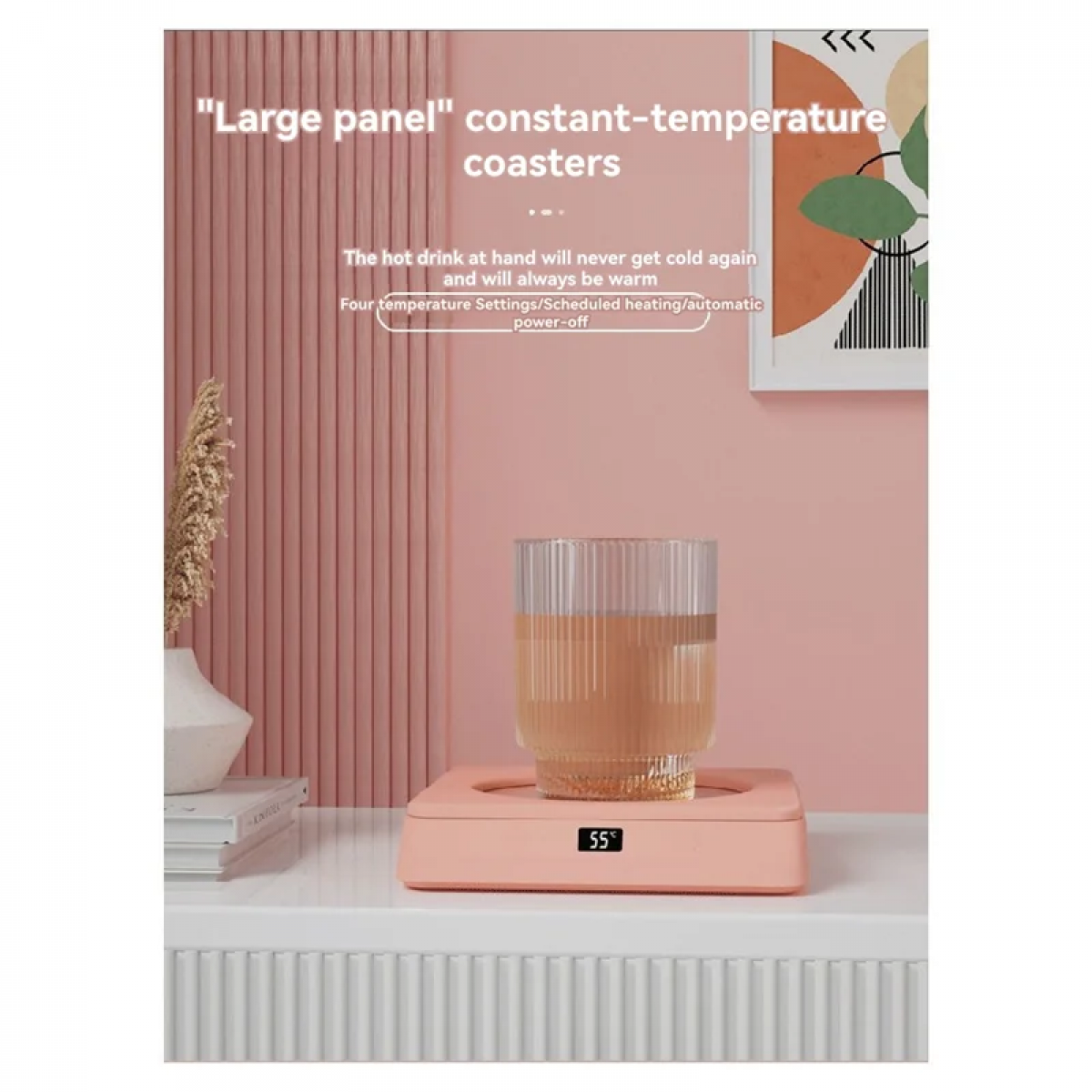 Ein Glas Getränk steht auf einem rosa Untersetzer mit Digitalanzeige. Der Hintergrund ist eine rosa Wand mit Kunst.