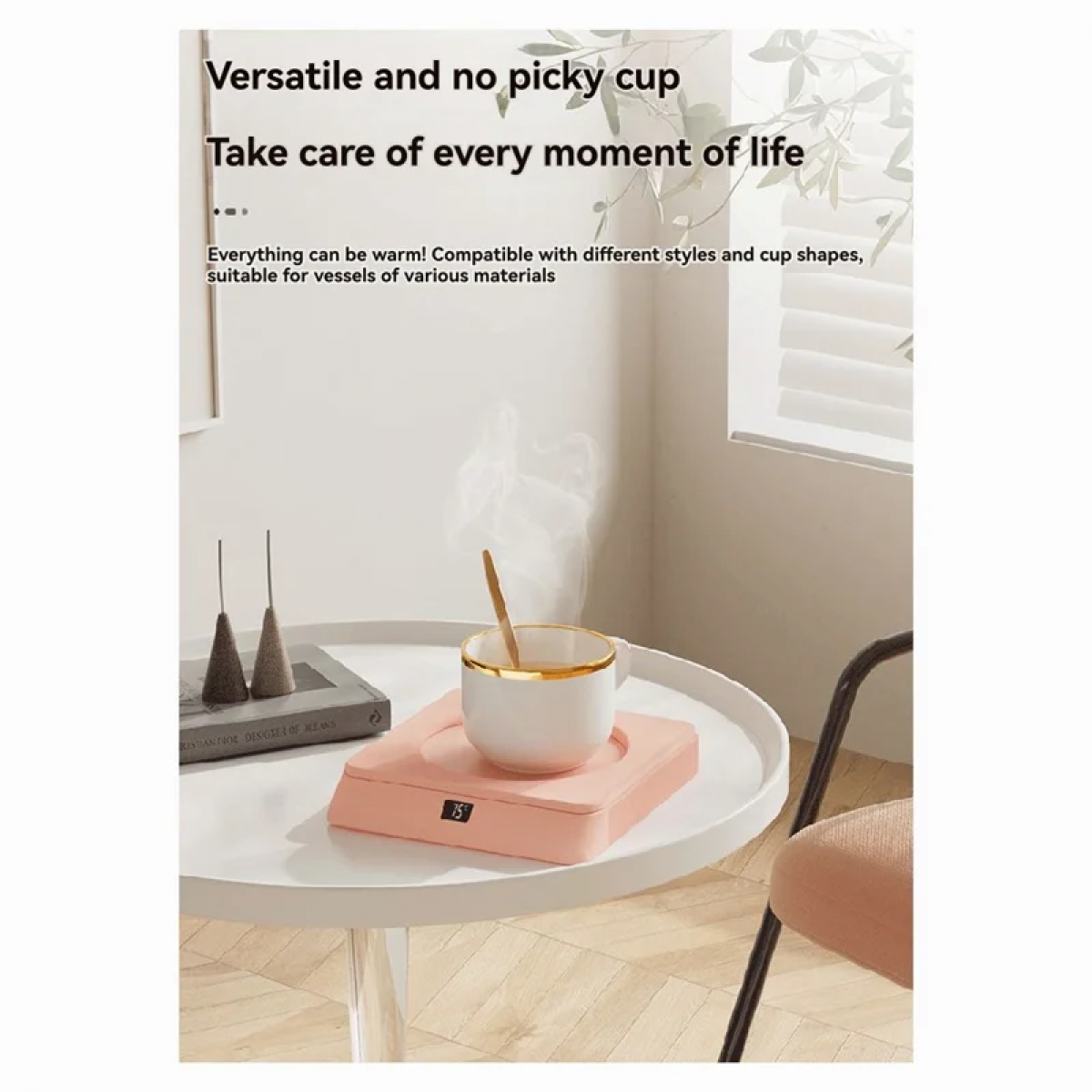 Eine weiße Tasse mit Goldrand steht auf einem rosa Wärmer, Dampf steigt auf. Auf einem weißen Tisch liegen ein Buch und Dekoration. Text sagt 'Vielseitige Tasse'.