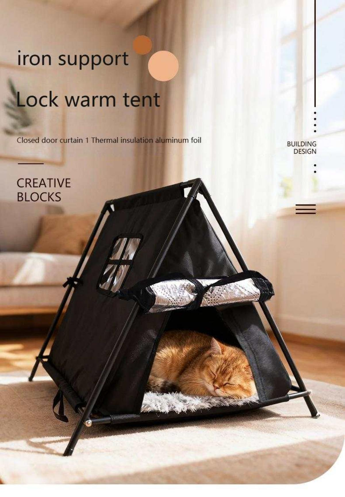 Ein schwarzes Katzenzelt mit Fenster und einer schlafenden, orangefarbenen Katze. Das Zelt steht auf einem Teppich. Im Hintergrund ist ein Fenster.