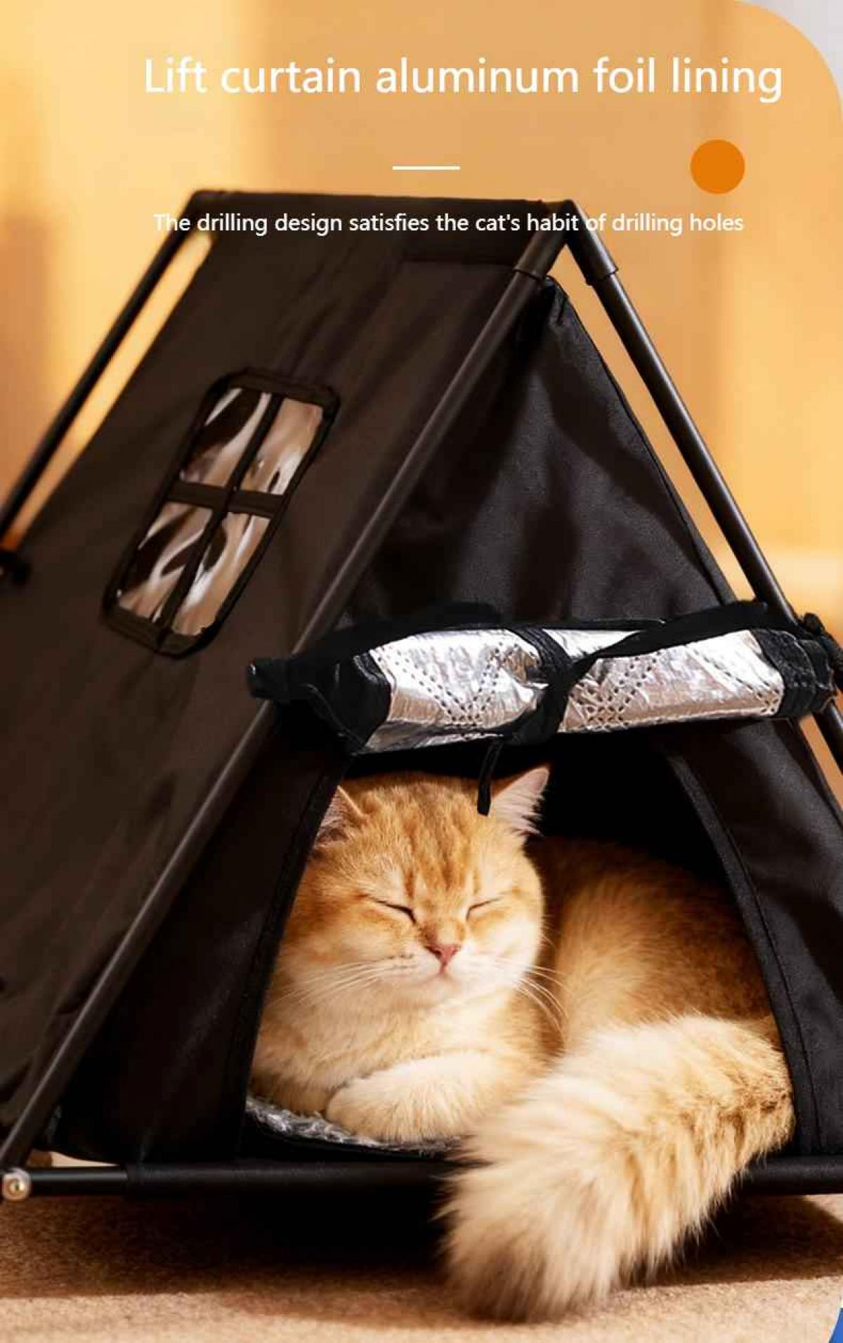 Eine goldene Katze schläft friedlich in einem zeltartigen schwarzen Katzenhaus mit silberner Folienauskleidung.
