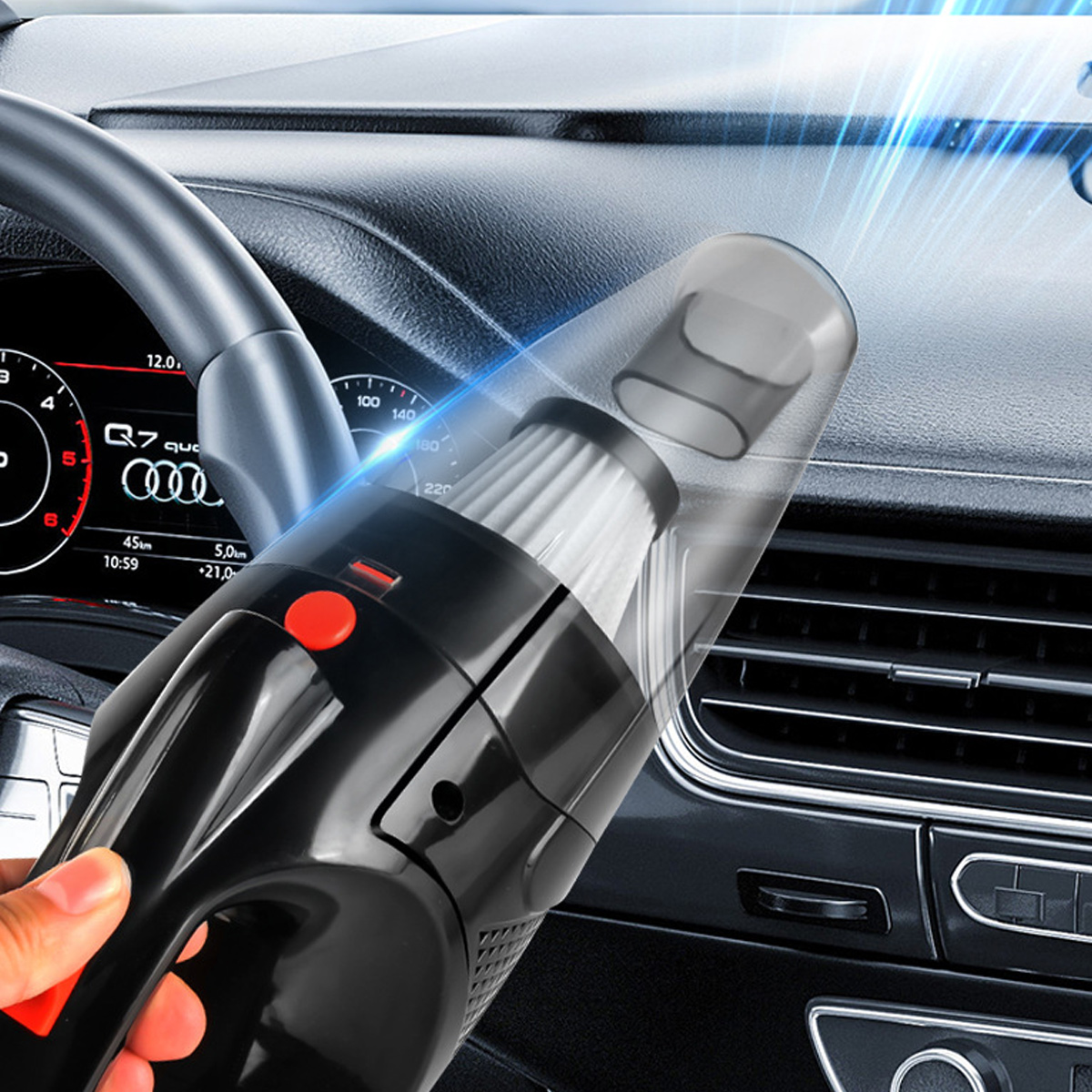 Ein Handstaubsauger wird in einem Auto gehalten. Der schwarze Staubsauger hat einen roten Knopf und einen durchsichtigen Staubbehälter.
